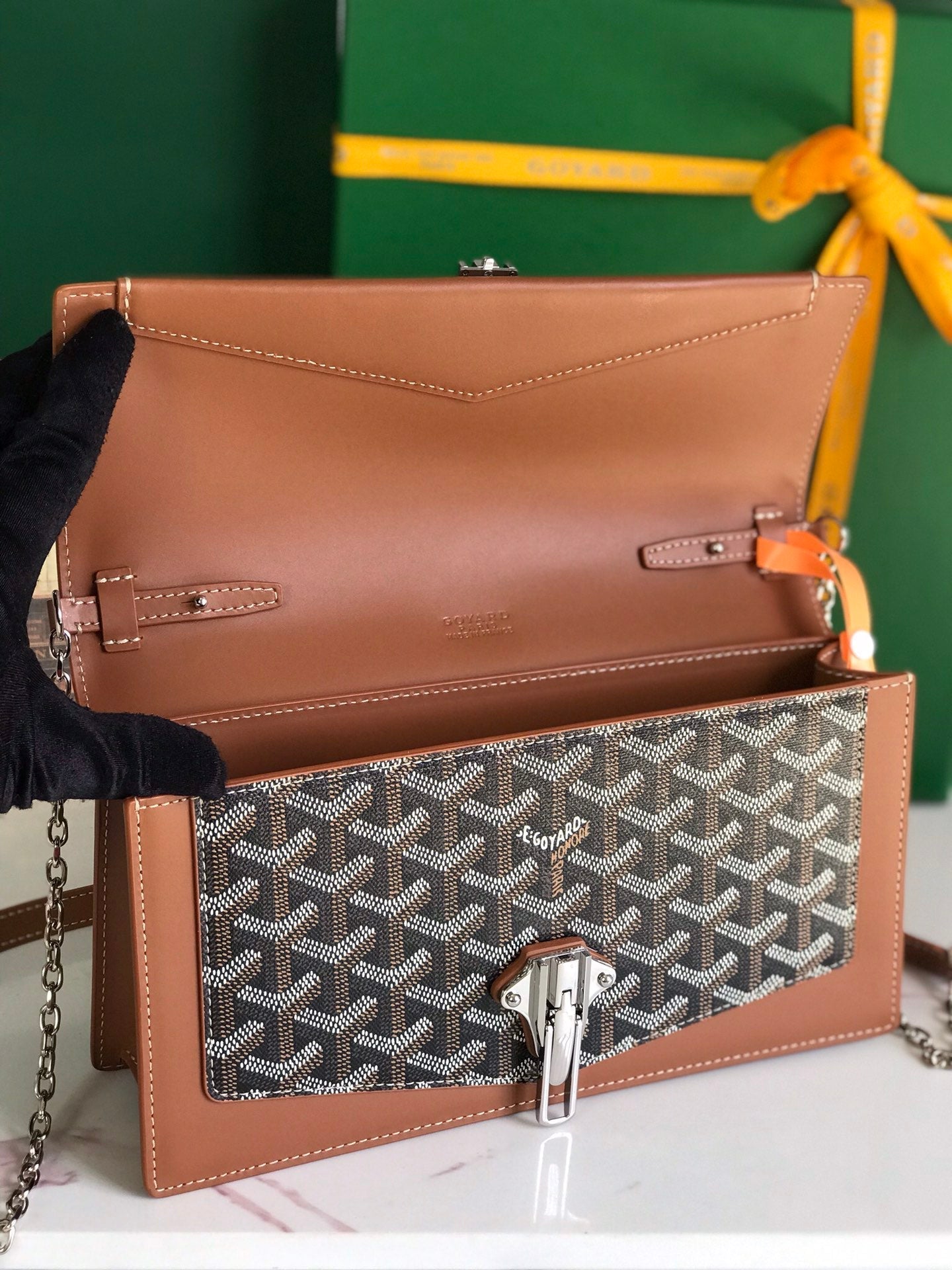 SAC DUCHESSE MARIE-CAROLINE 25 EN TOILE GOYARDINE NOIRE ET CUIR DE VEAU LISSE BRUN