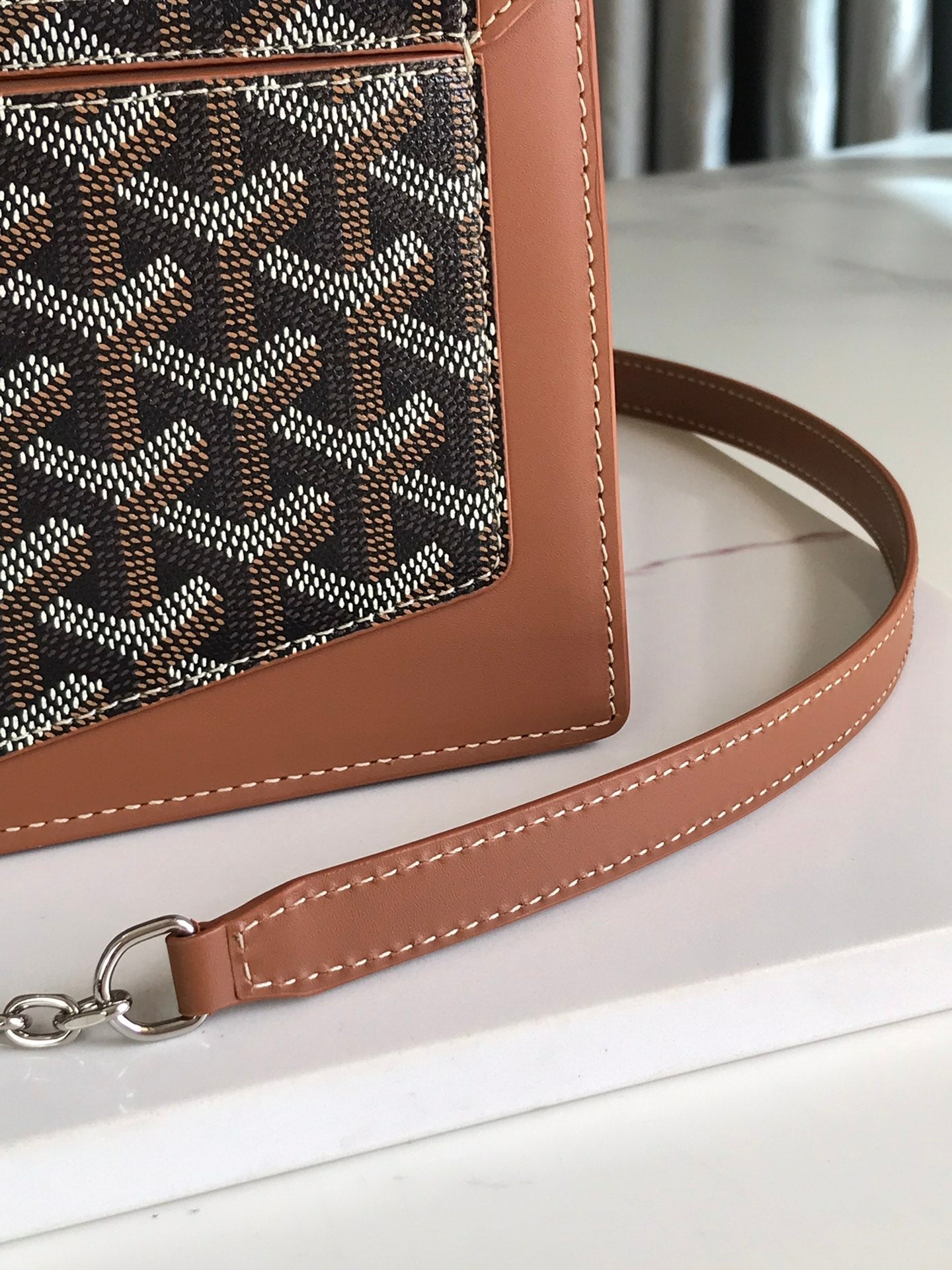 SAC DUCHESSE MARIE-CAROLINE 25 EN TOILE GOYARDINE NOIRE ET CUIR DE VEAU LISSE BRUN