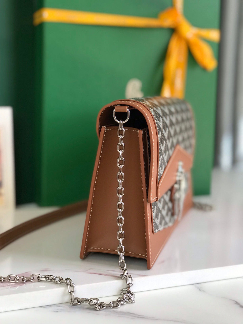 SAC DUCHESSE MARIE-CAROLINE 25 EN TOILE GOYARDINE NOIRE ET CUIR DE VEAU LISSE BRUN