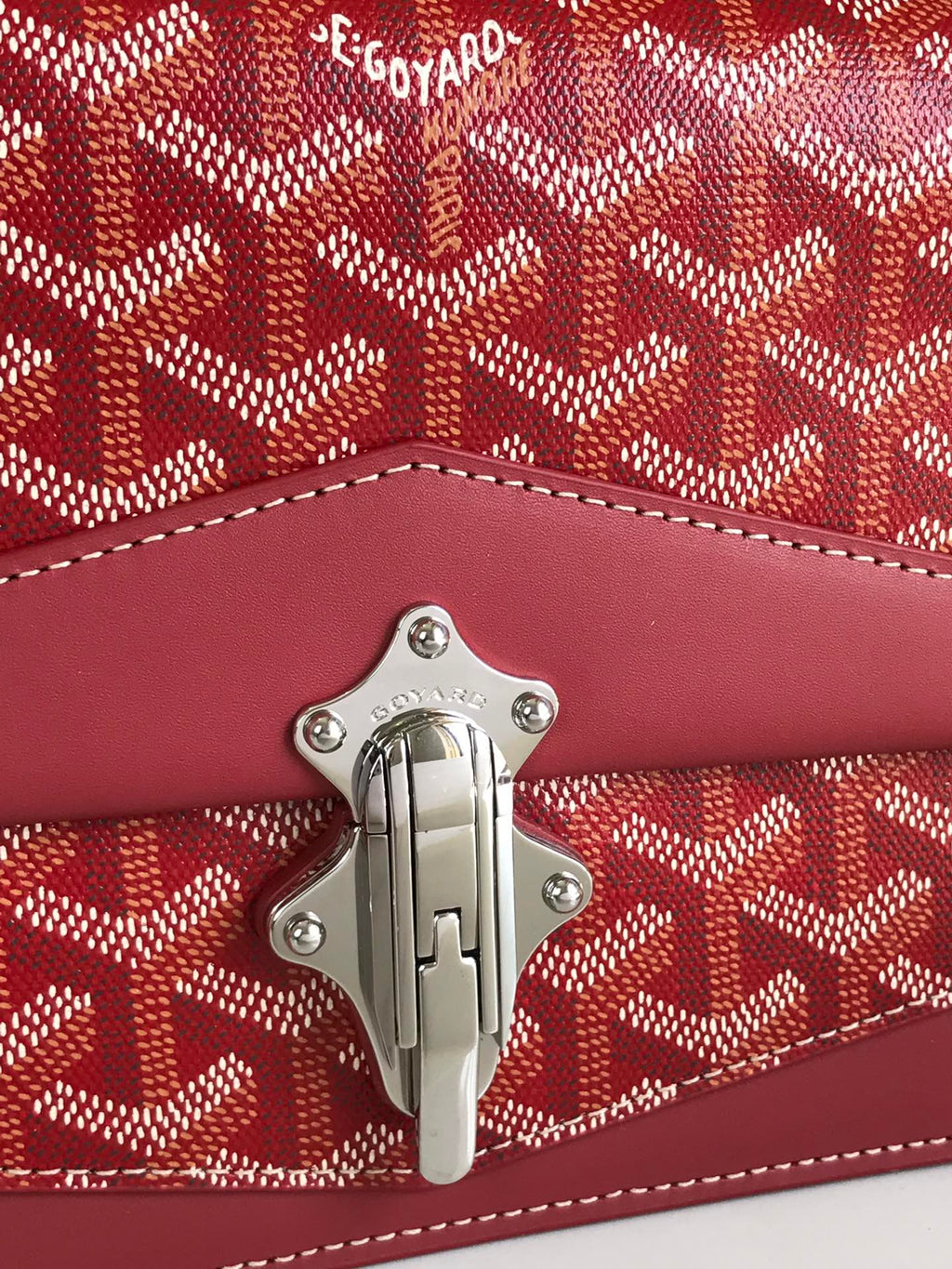 SAC DUCHESSE MARIE-CAROLINE 25 EN TOILE GOYARDINE ROUGE ET CUIR DE VEAU LISSE