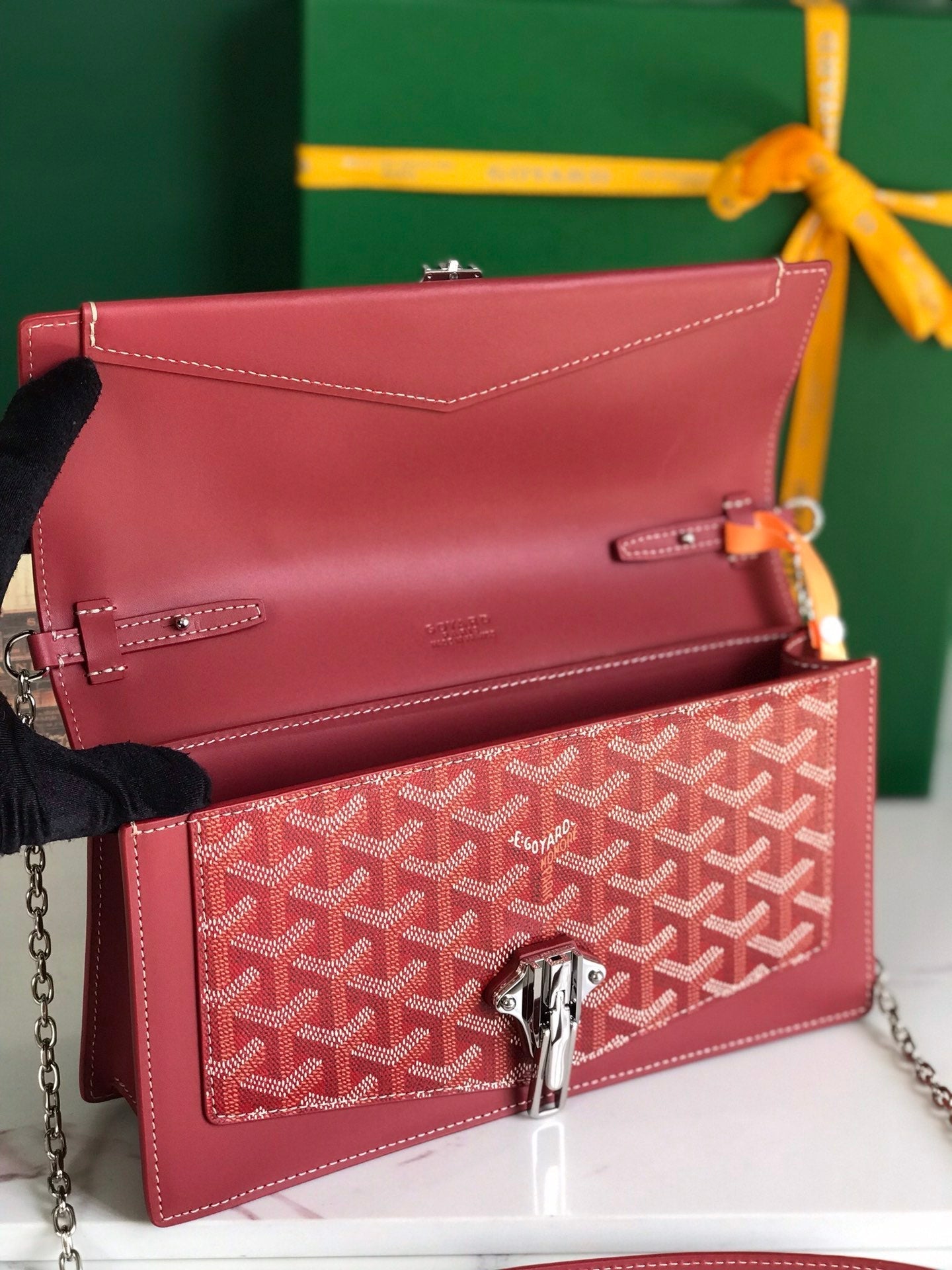 SAC DUCHESSE MARIE-CAROLINE 25 EN TOILE GOYARDINE ROUGE ET CUIR DE VEAU LISSE