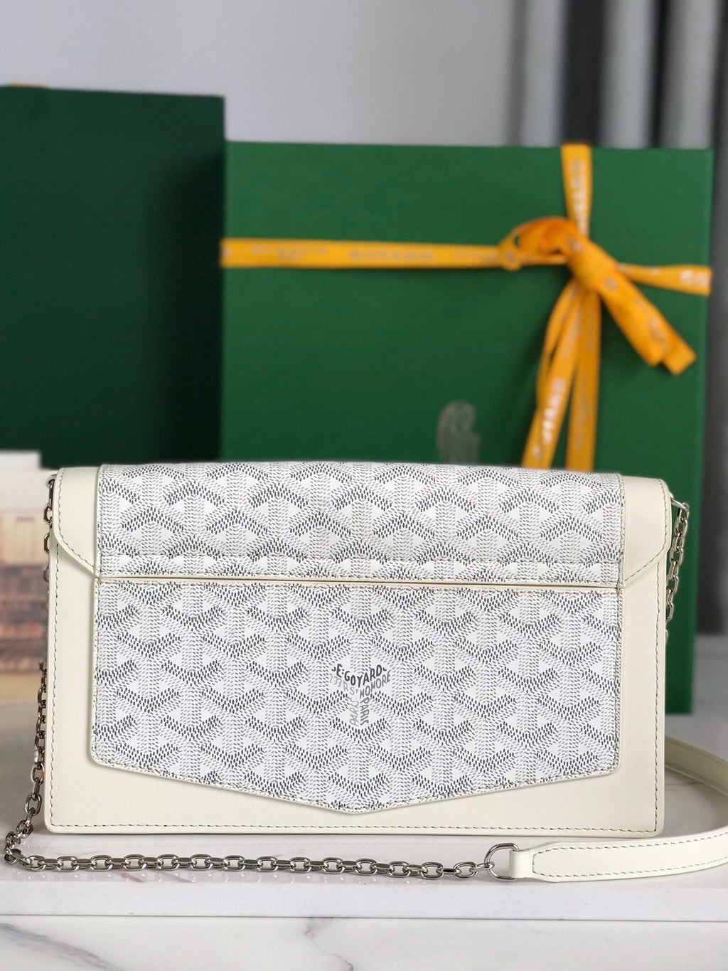 SAC DUCHESSE MARIE-CAROLINE 25 EN TOILE GOYARDINE BLANCHE ET CUIR DE VEAU LISSE