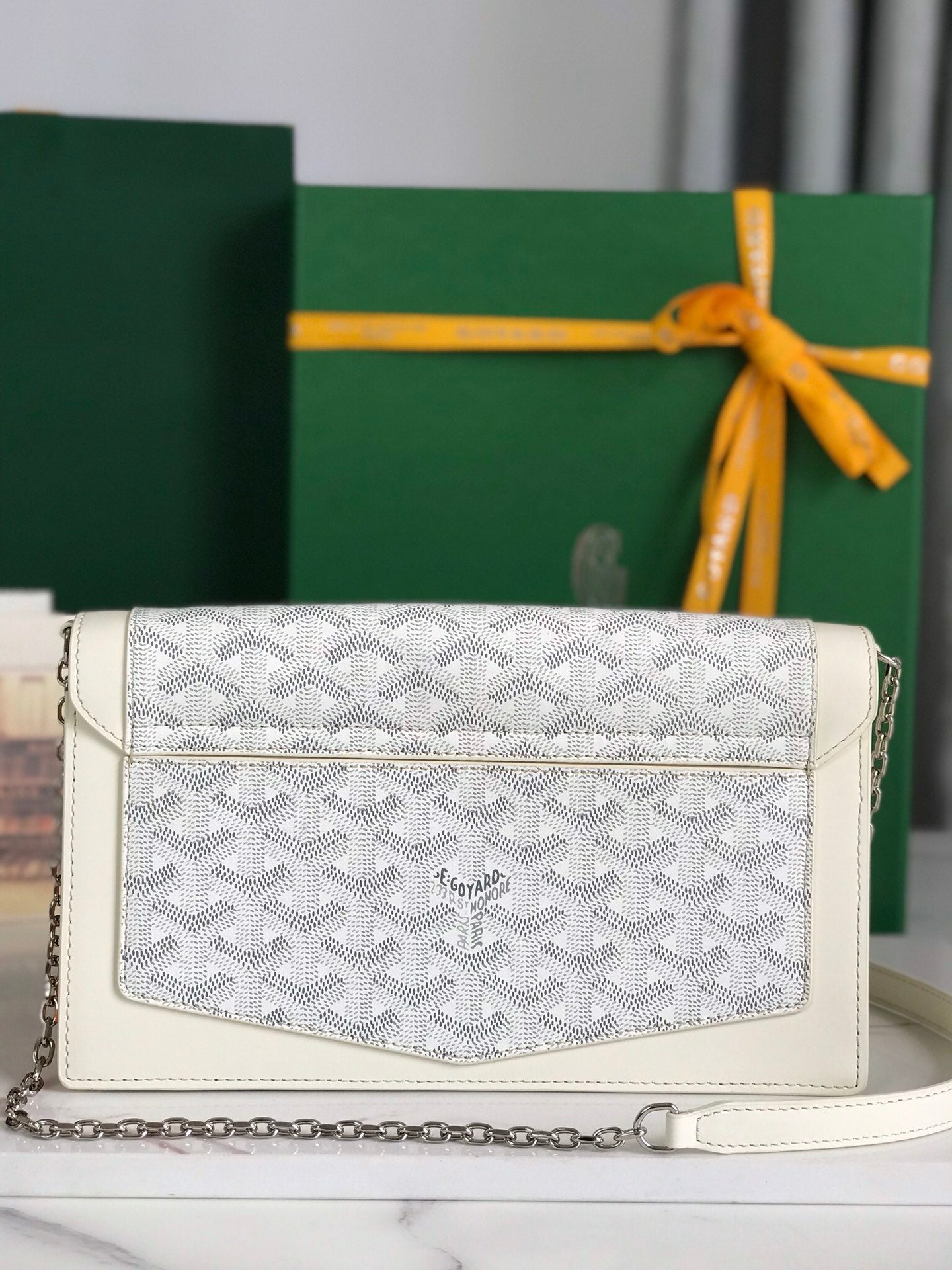 SAC DUCHESSE MARIE-CAROLINE 25 EN TOILE GOYARDINE BLANCHE ET CUIR DE VEAU LISSE