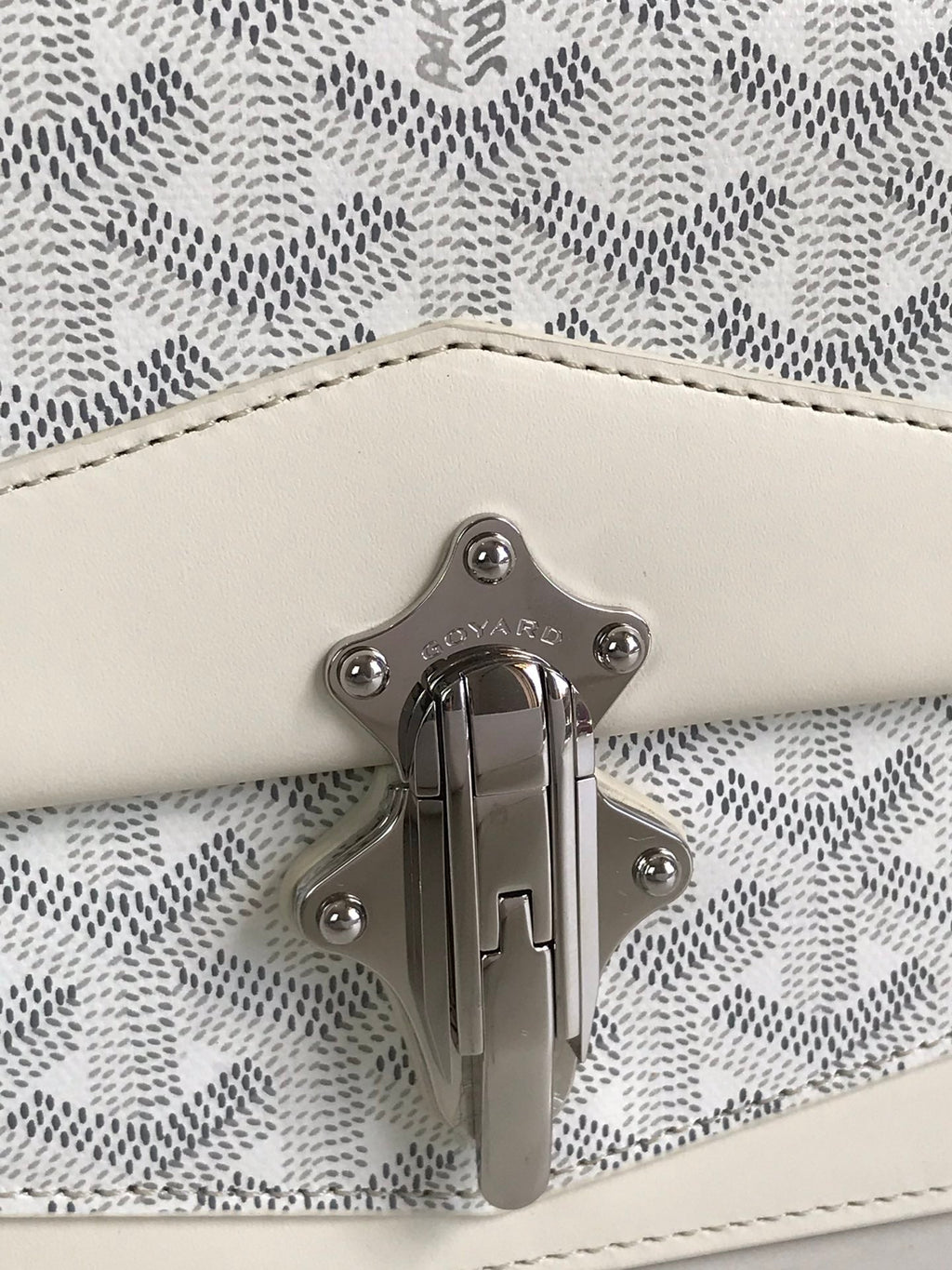 SAC DUCHESSE MARIE-CAROLINE 25 EN TOILE GOYARDINE BLANCHE ET CUIR DE VEAU LISSE