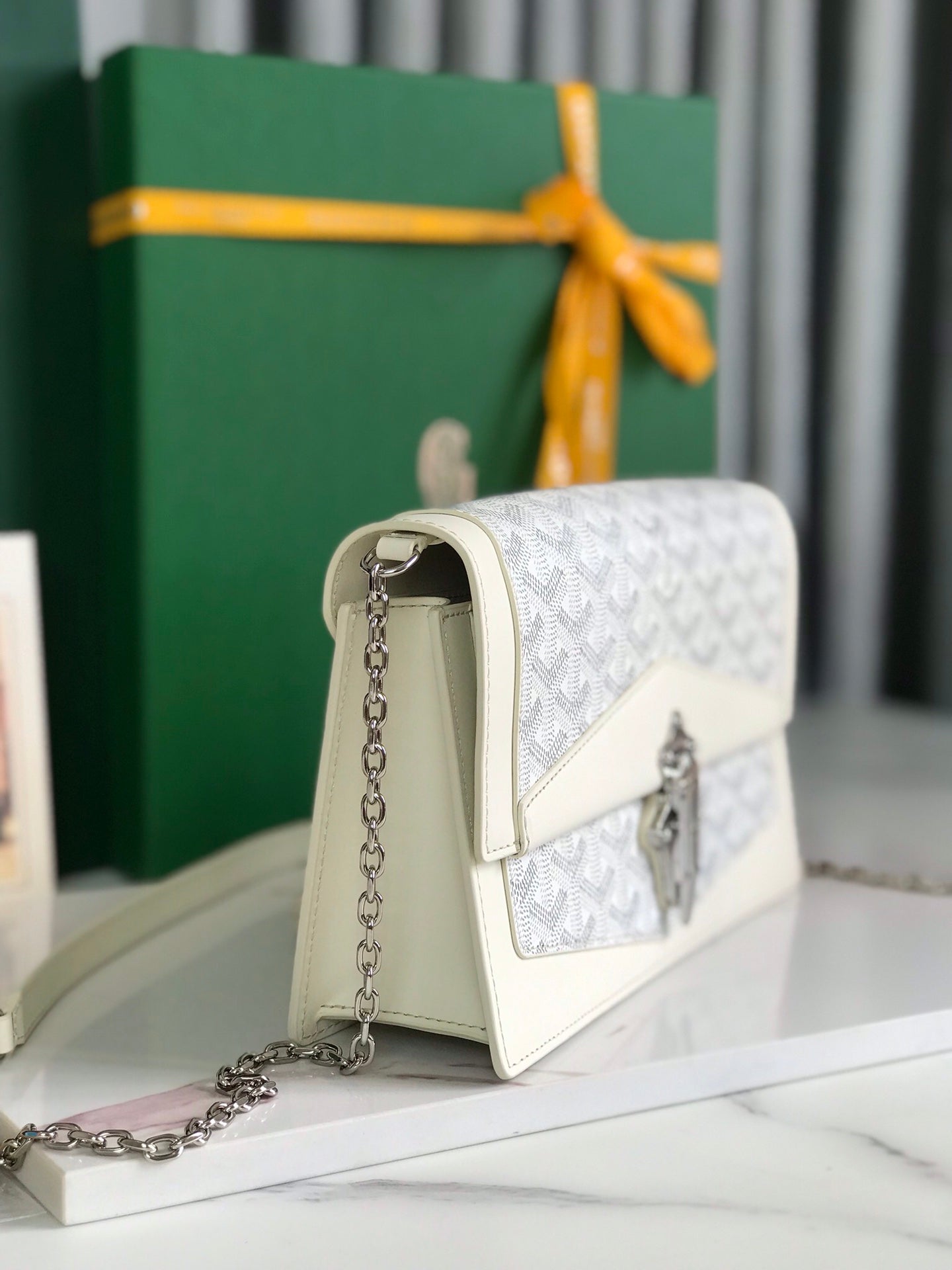 SAC DUCHESSE MARIE-CAROLINE 25 EN TOILE GOYARDINE BLANCHE ET CUIR DE VEAU LISSE