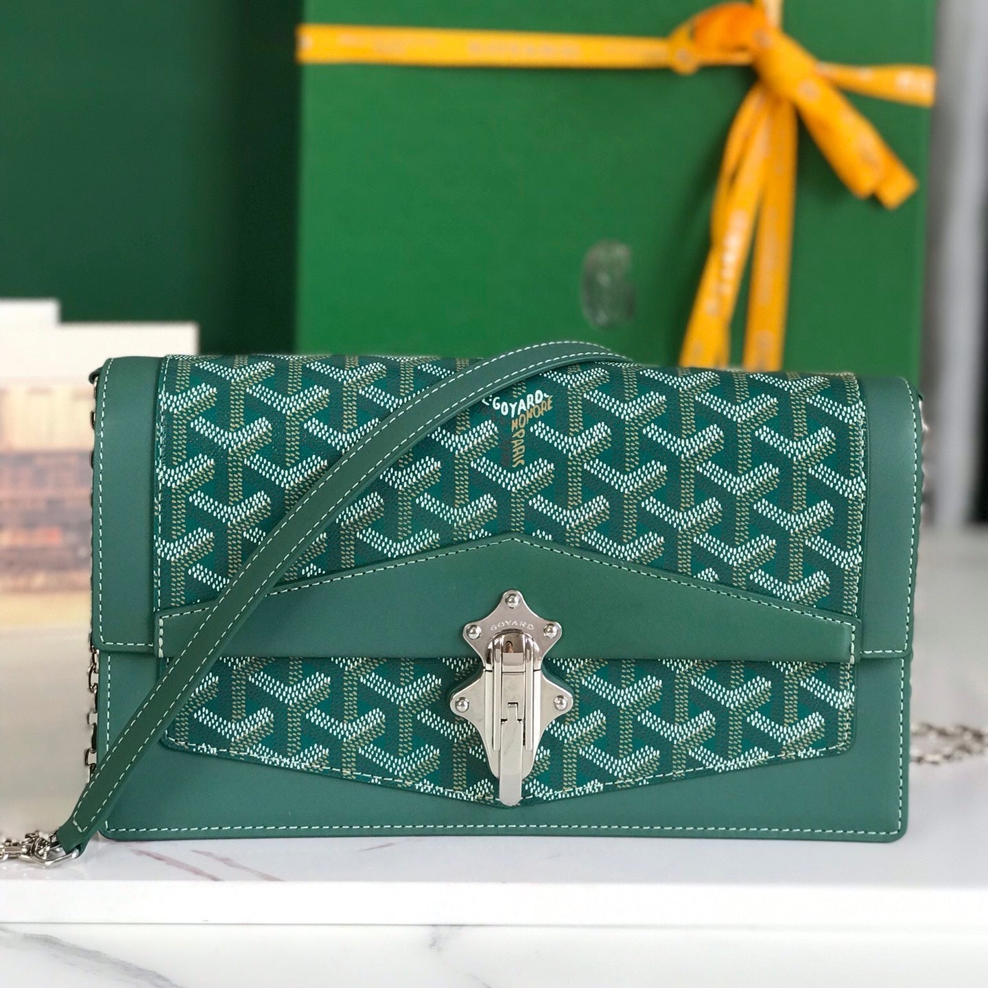 SAC DUCHESSE MARIE-CAROLINE 25 EN TOILE GOYARDINE VERTE ET CUIR DE VEAU LISSE