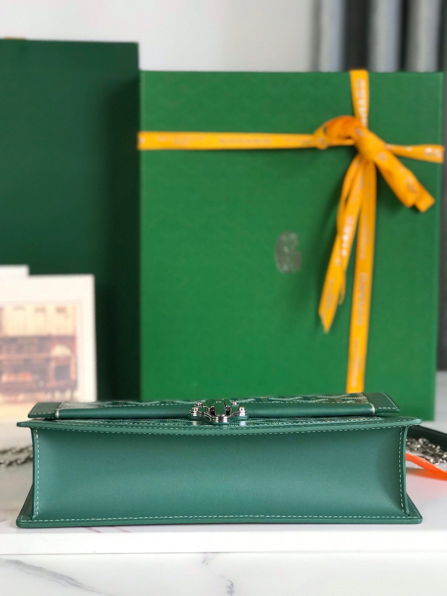 SAC DUCHESSE MARIE-CAROLINE 25 EN TOILE GOYARDINE VERTE ET CUIR DE VEAU LISSE