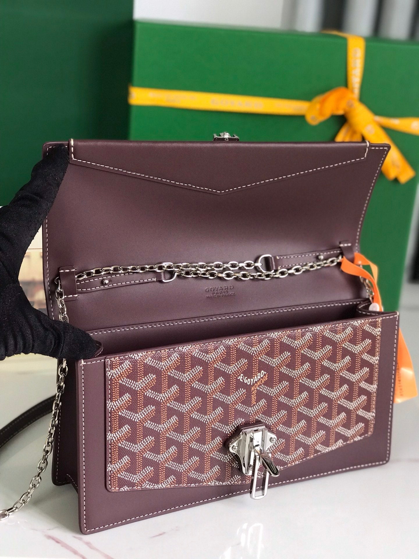 SAC DUCHESSE MARIE-CAROLINE 25 EN TOILE GOYARDINE ROUGE VIN ET CUIR DE VEAU LISSE