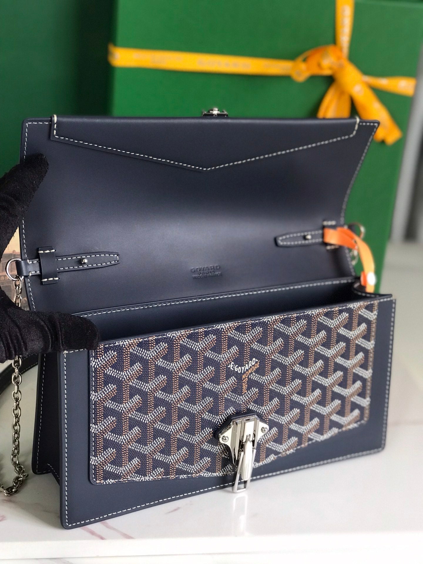 SAC DUCHESSE MARIE-CAROLINE 25 EN TOILE GOYARDINE BLEU MARINE ET CUIR DE VEAU LISSE