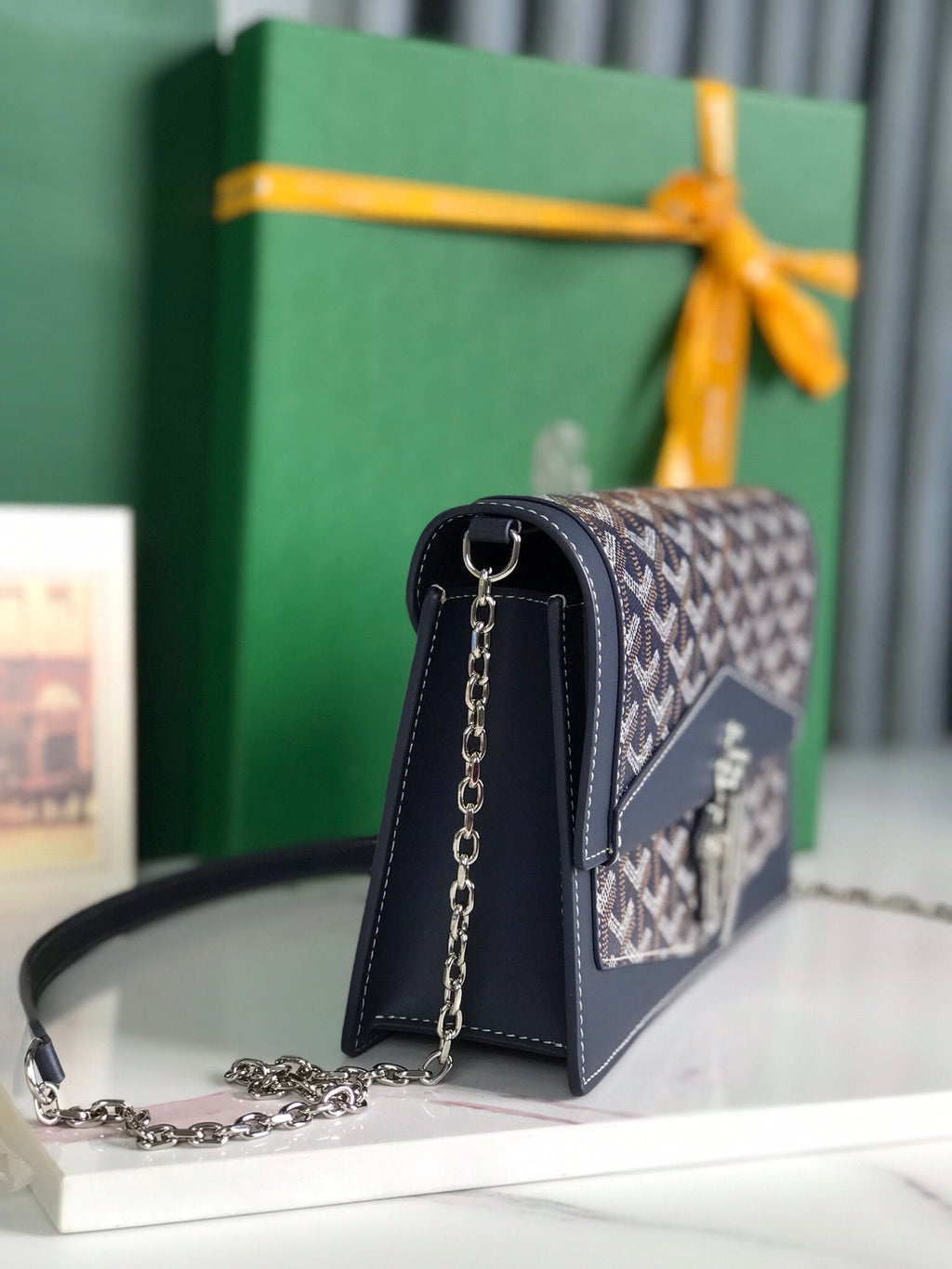 SAC DUCHESSE MARIE-CAROLINE 25 EN TOILE GOYARDINE BLEU MARINE ET CUIR DE VEAU LISSE