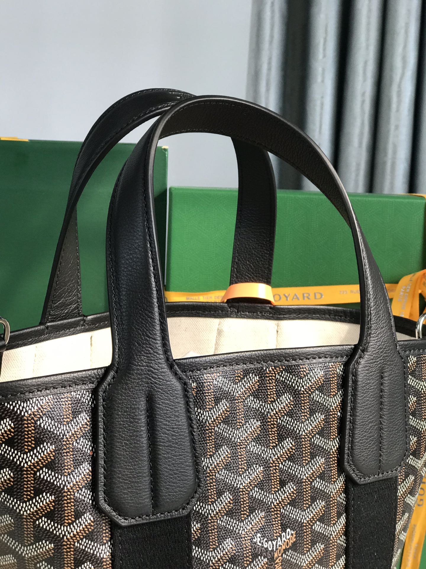 PETIT BELHARRA 24 EN TOILE GOYARDINE NOIRE ET AGNEAU