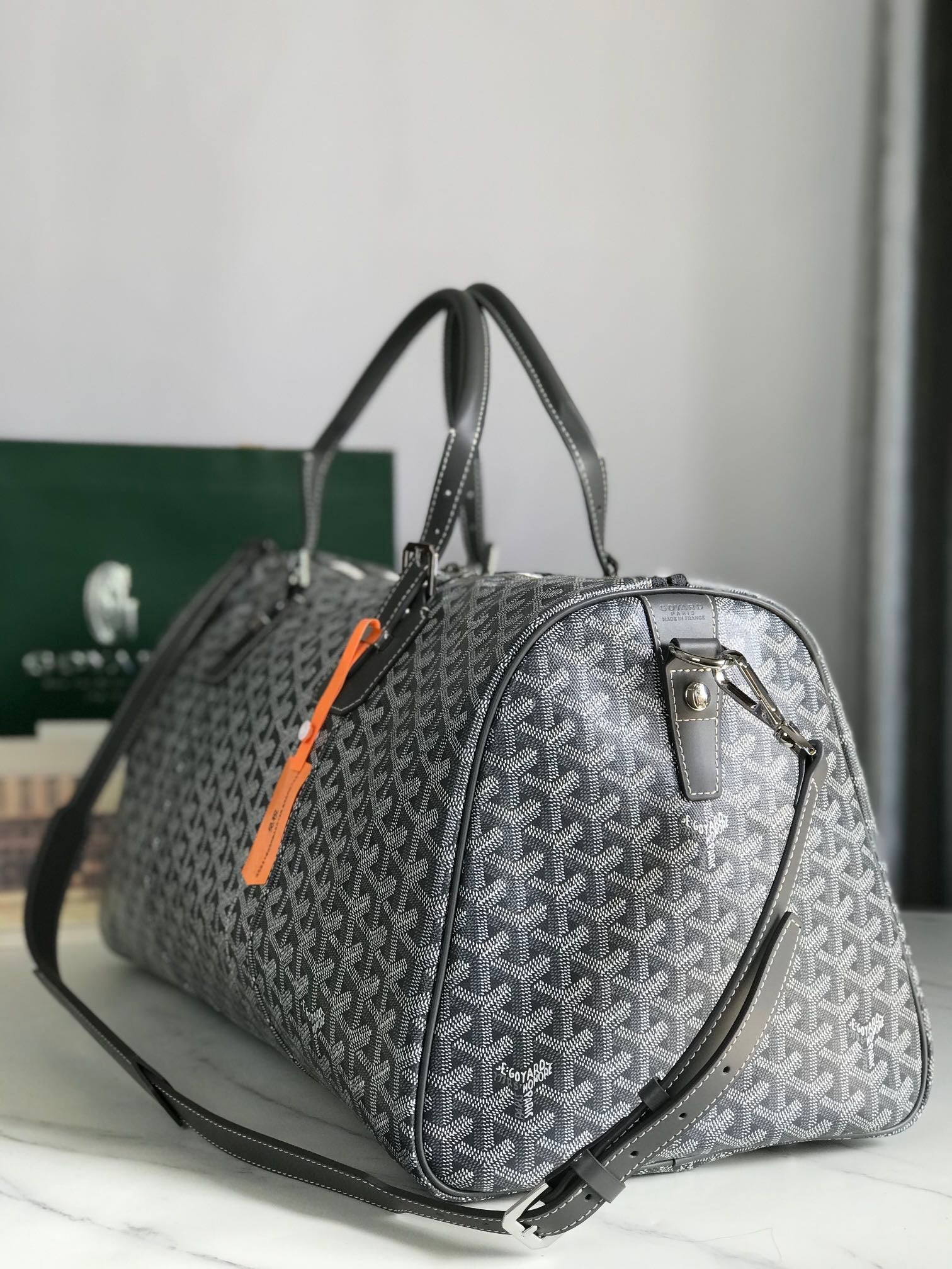SAC BOSTON 50 EN TOILE GOYARDINE GRISE ET GARNITURES EN CUIR DE VEAU