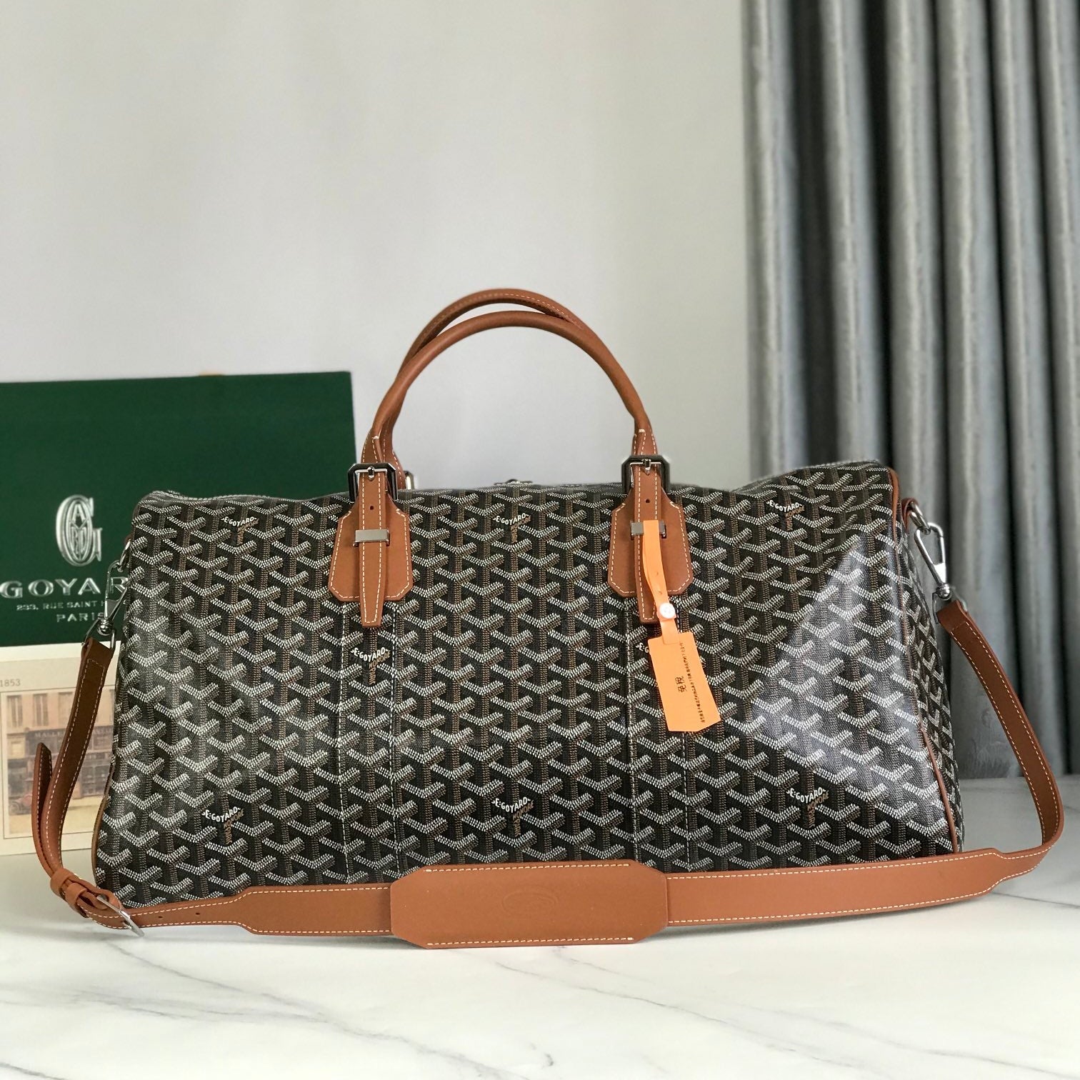 SAC BOSTON 50 EN TOILE GOYARDINE NOIRE ET GARNITURES EN CUIR DE VEAU BRUN