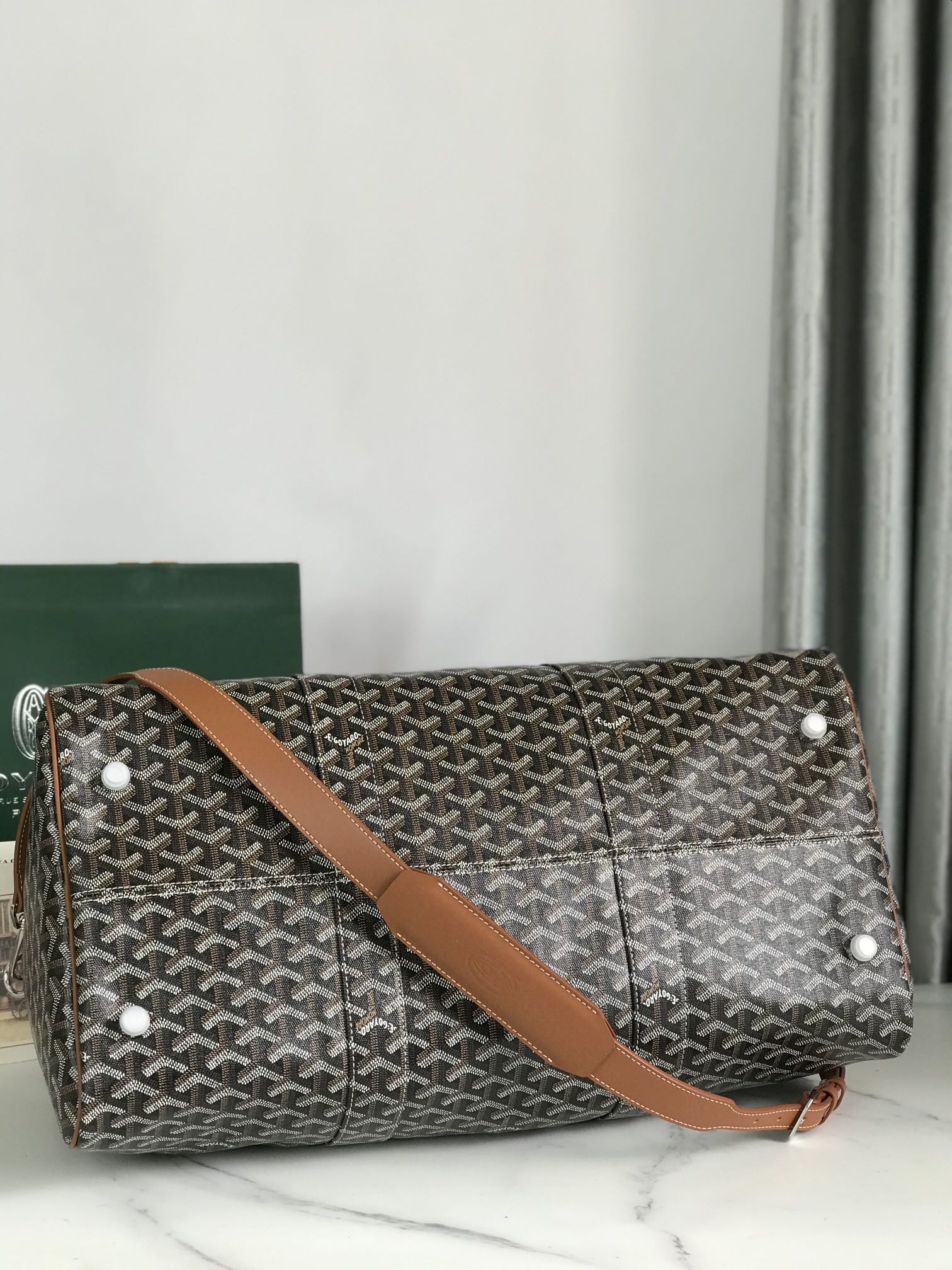 SAC BOSTON 50 EN TOILE GOYARDINE NOIRE ET GARNITURES EN CUIR DE VEAU BRUN