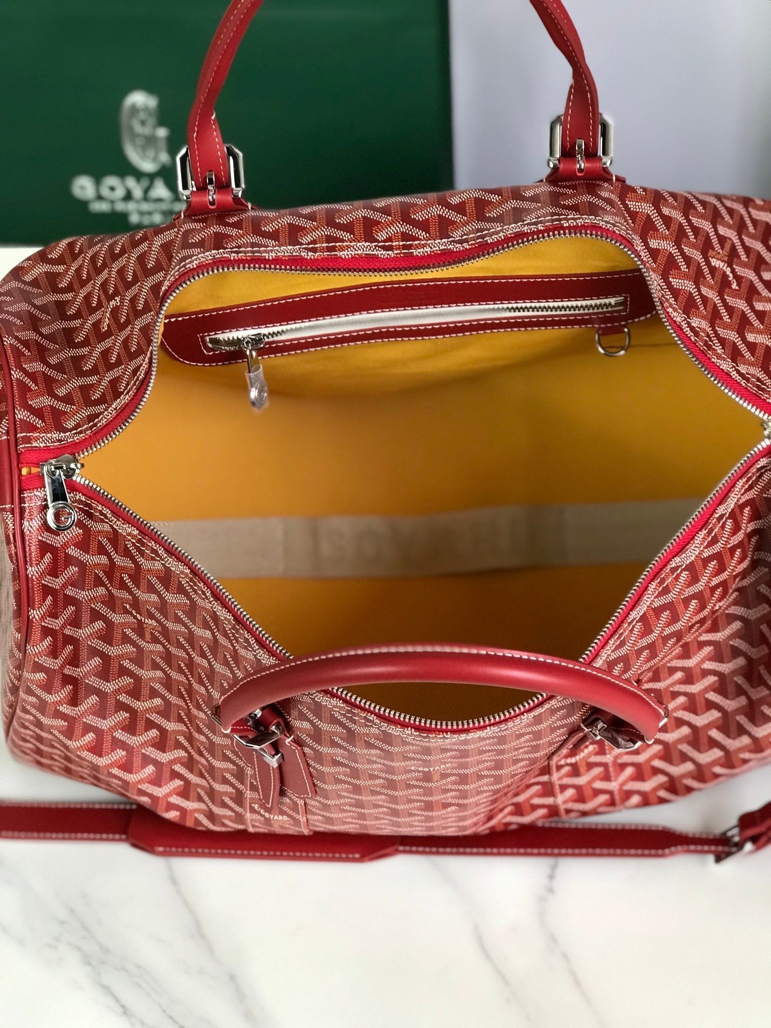SAC BOSTON 50 EN TOILE GOYARDINE ROUGE ET GARNITURES EN CUIR DE VEAU
