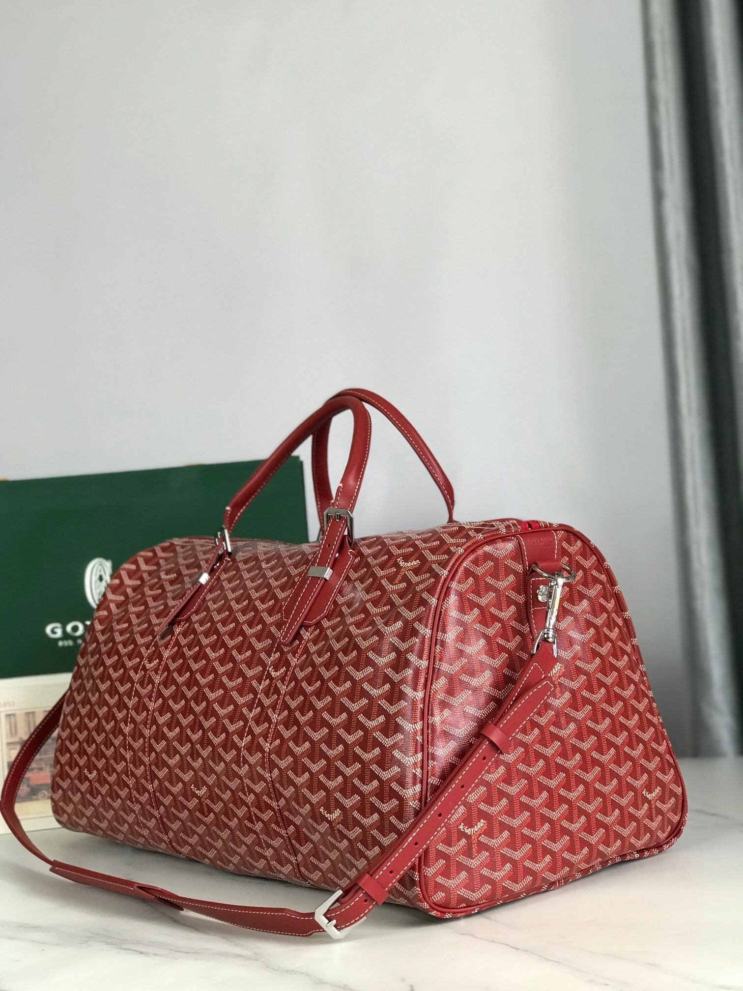 SAC BOSTON 50 EN TOILE GOYARDINE ROUGE ET GARNITURES EN CUIR DE VEAU