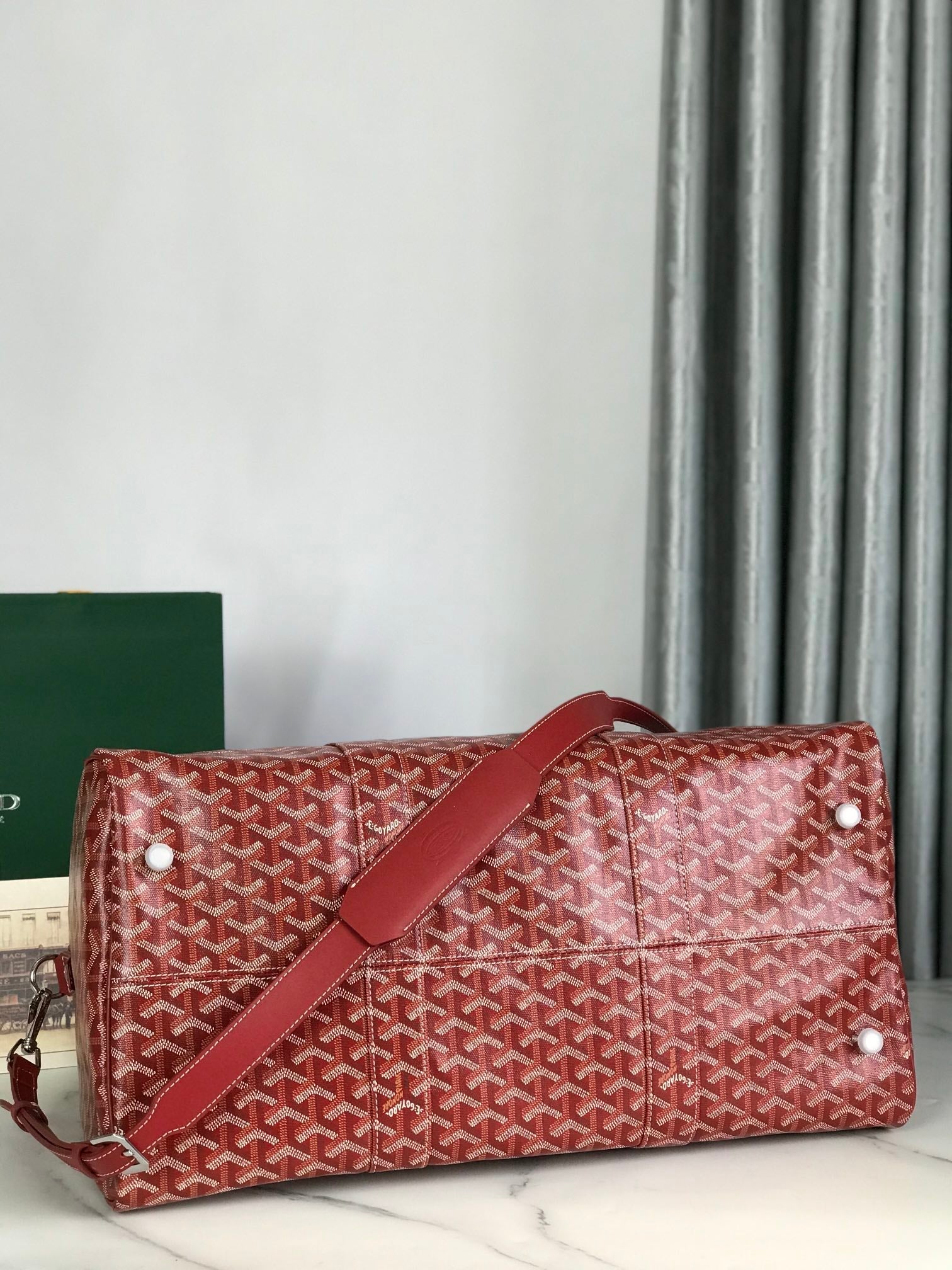 SAC BOSTON 50 EN TOILE GOYARDINE ROUGE ET GARNITURES EN CUIR DE VEAU