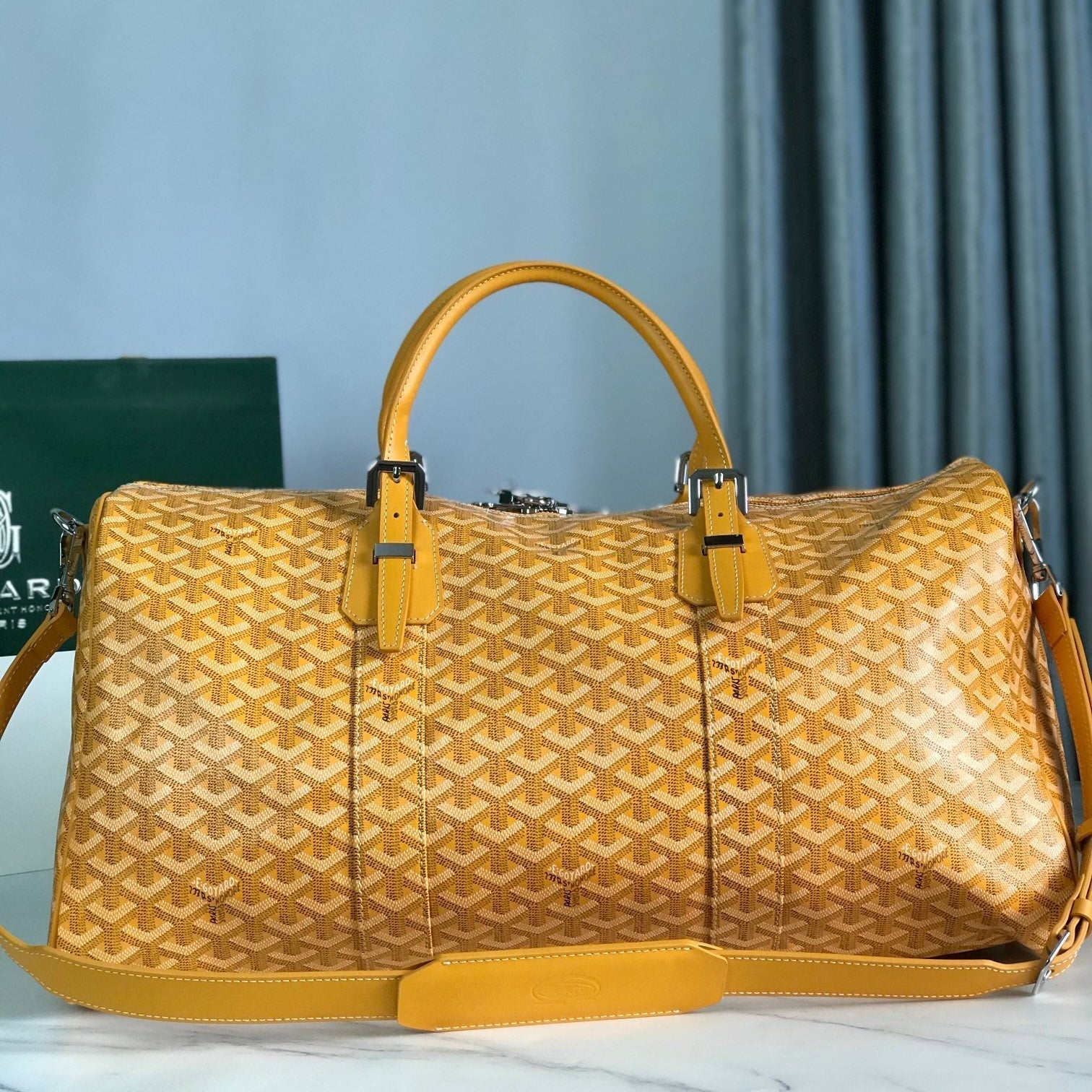 SAC BOSTON 50 EN TOILE GOYARDINE JAUNE ET GARNITURES EN CUIR DE VEAU