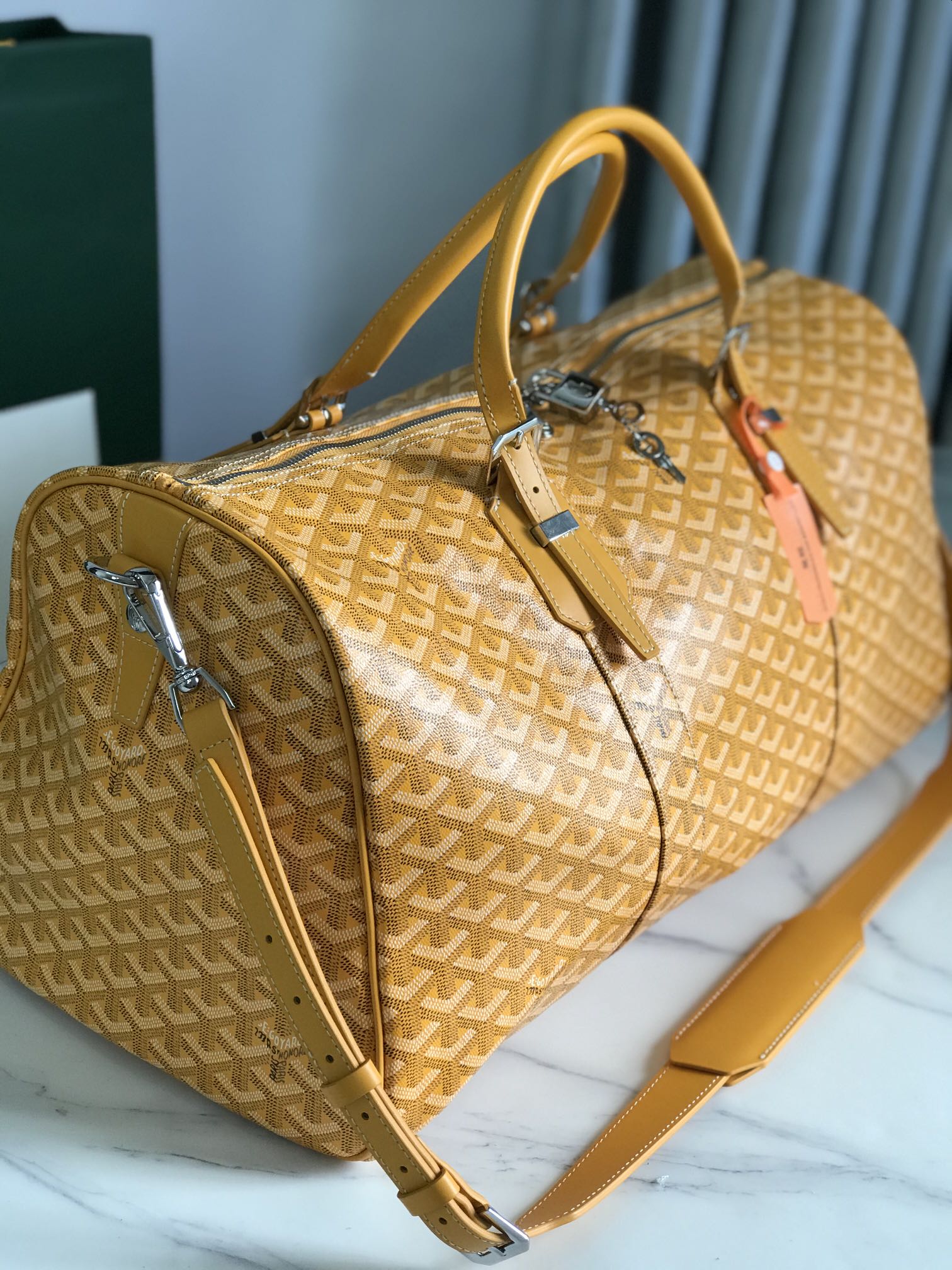SAC BOSTON 50 EN TOILE GOYARDINE JAUNE ET GARNITURES EN CUIR DE VEAU