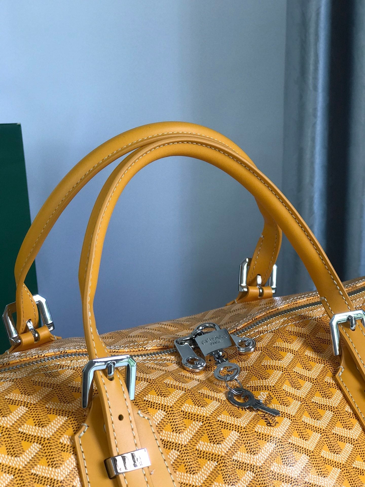 SAC BOSTON 50 EN TOILE GOYARDINE JAUNE ET GARNITURES EN CUIR DE VEAU