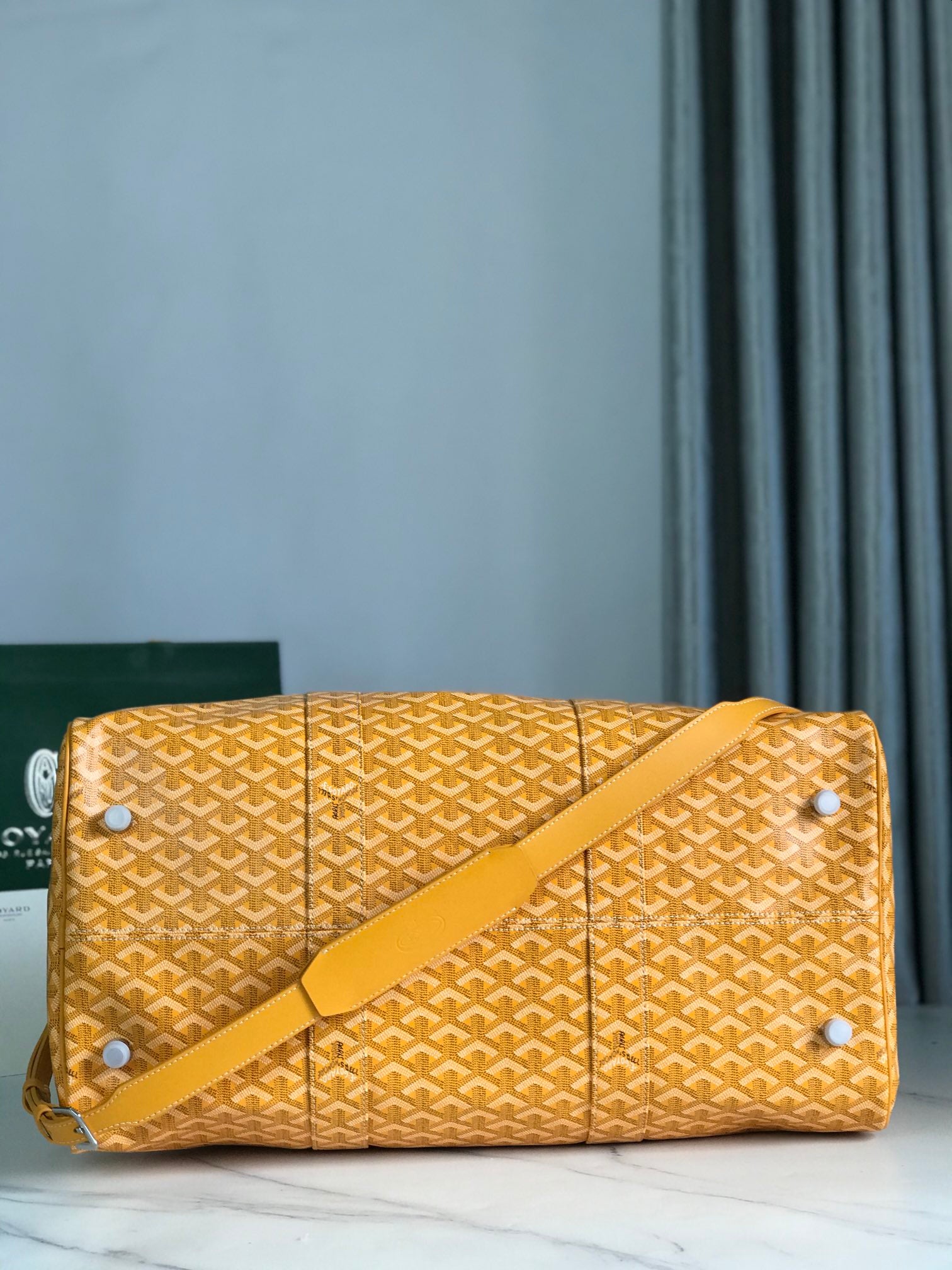 SAC BOSTON 50 EN TOILE GOYARDINE JAUNE ET GARNITURES EN CUIR DE VEAU