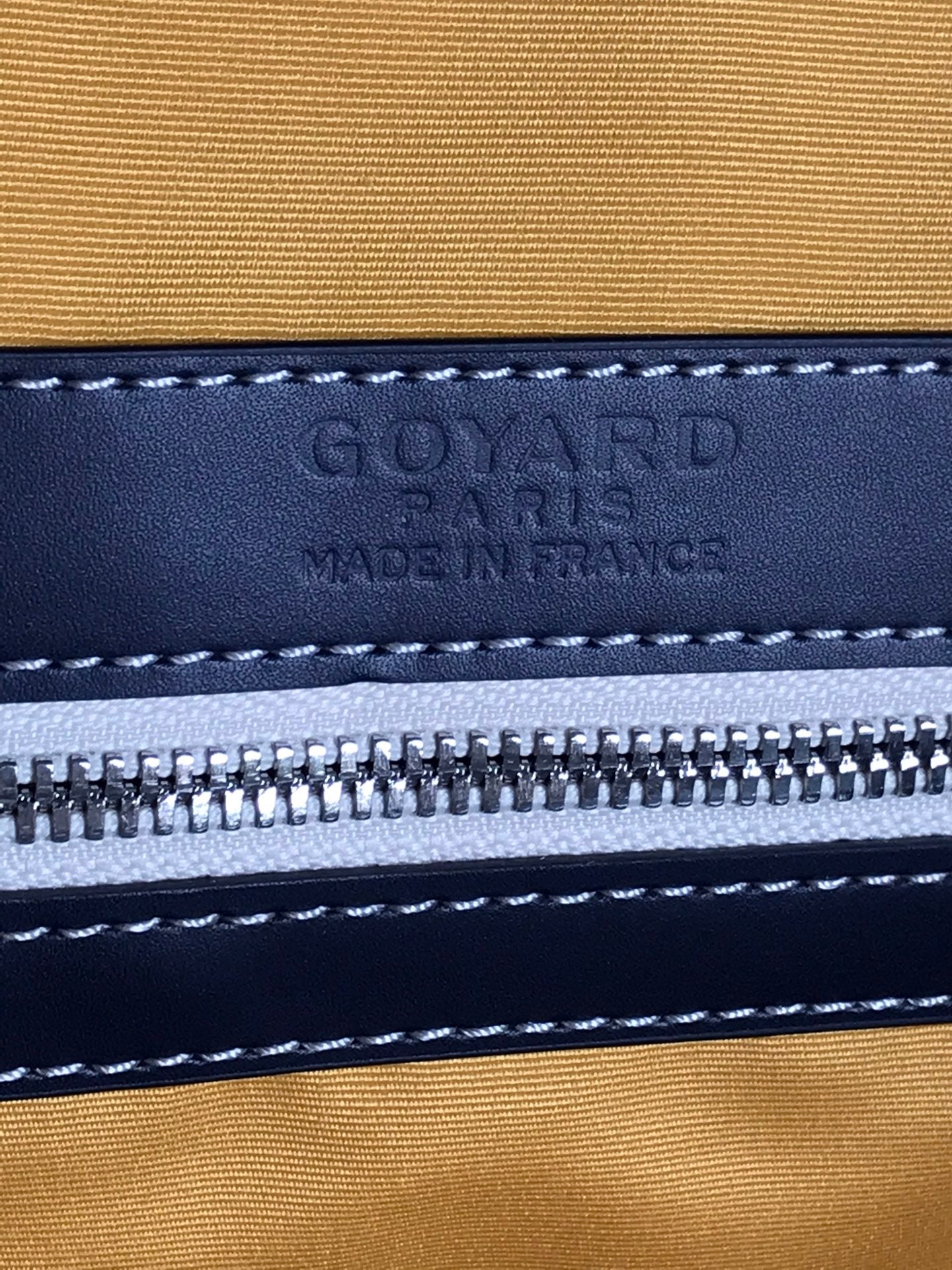 SAC BOSTON 50 EN TOILE GOYARDINE BLEU MARINE ET GARNITURES EN CUIR DE VEAU