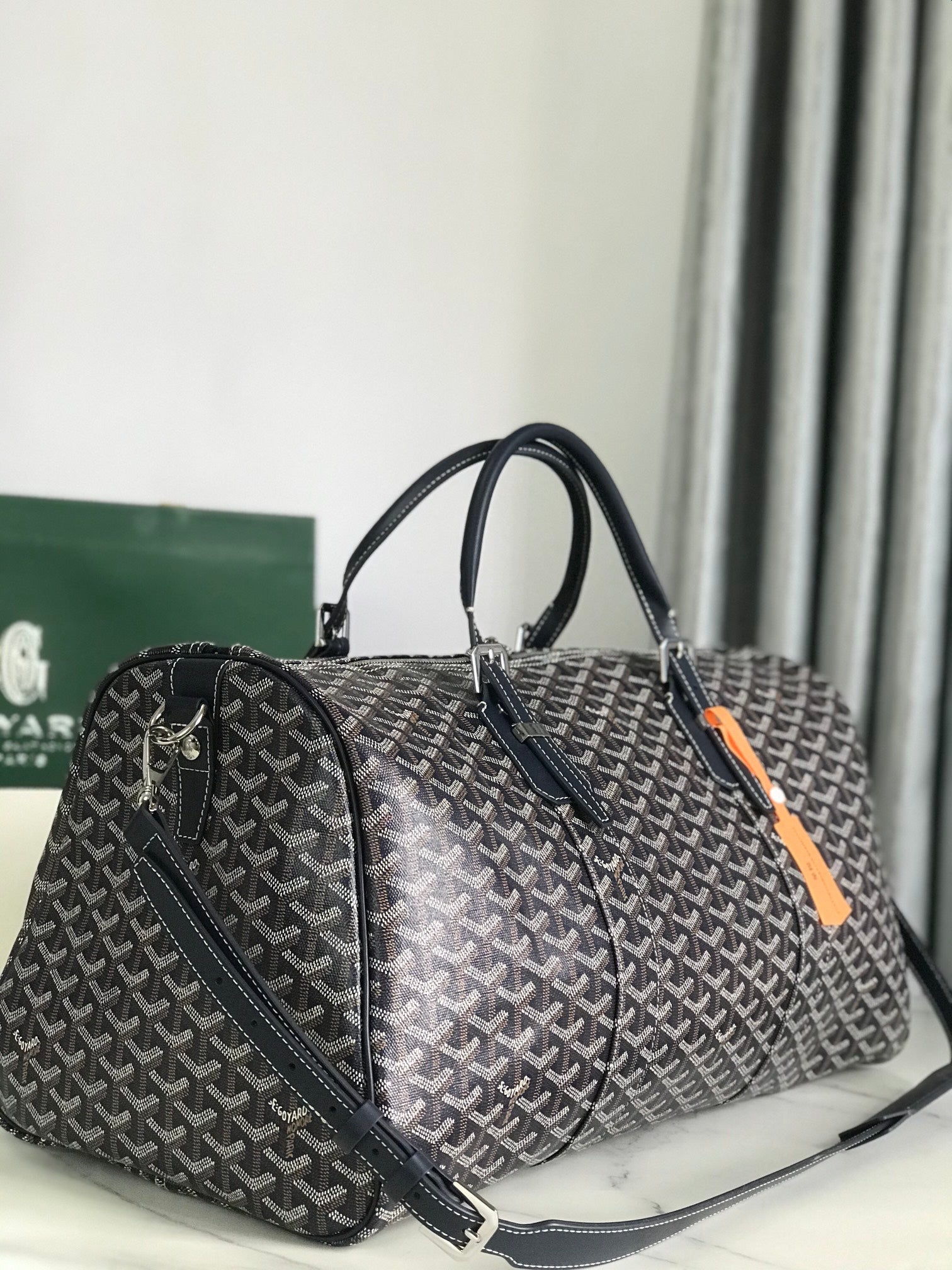 SAC BOSTON 50 EN TOILE GOYARDINE BLEU MARINE ET GARNITURES EN CUIR DE VEAU