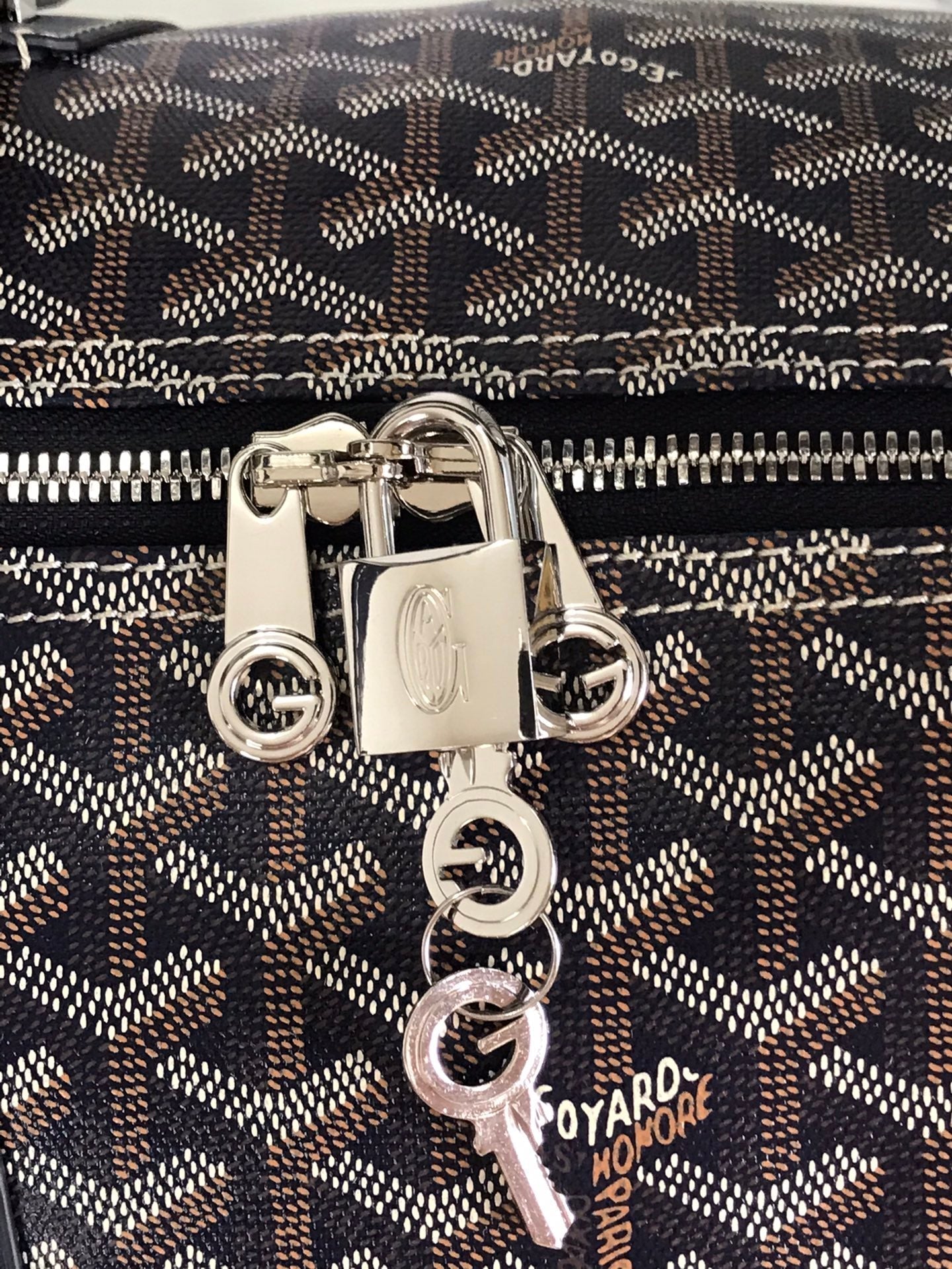 SAC BOSTON 50 EN TOILE GOYARDINE BLEU MARINE ET GARNITURES EN CUIR DE VEAU