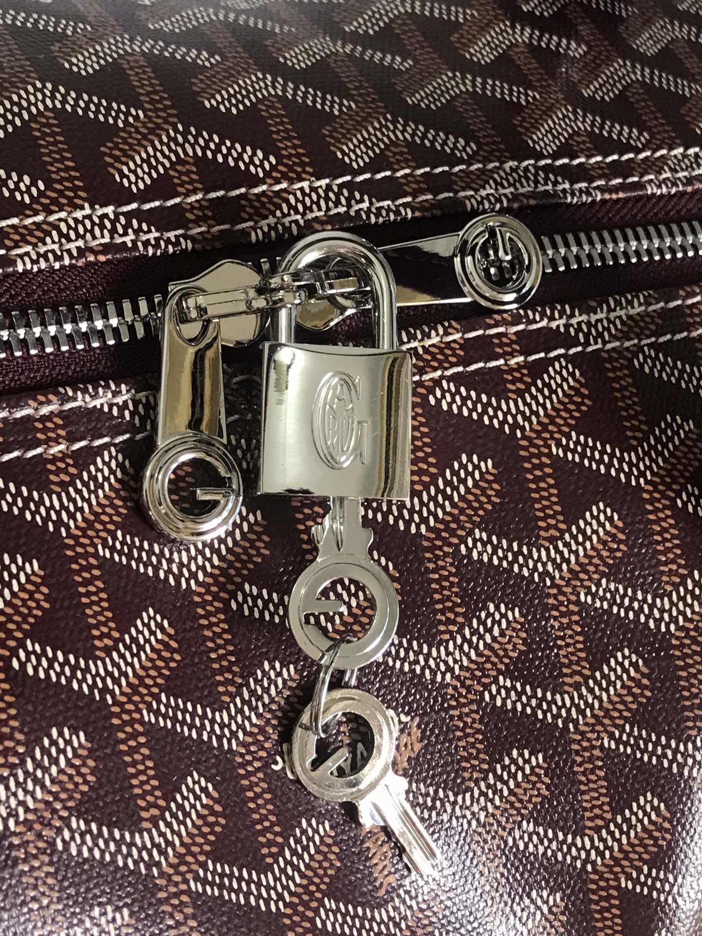 SAC BOSTON 50 EN TOILE GOYARDINE ROUGE VIN ET GARNITURES EN CUIR DE VEAU