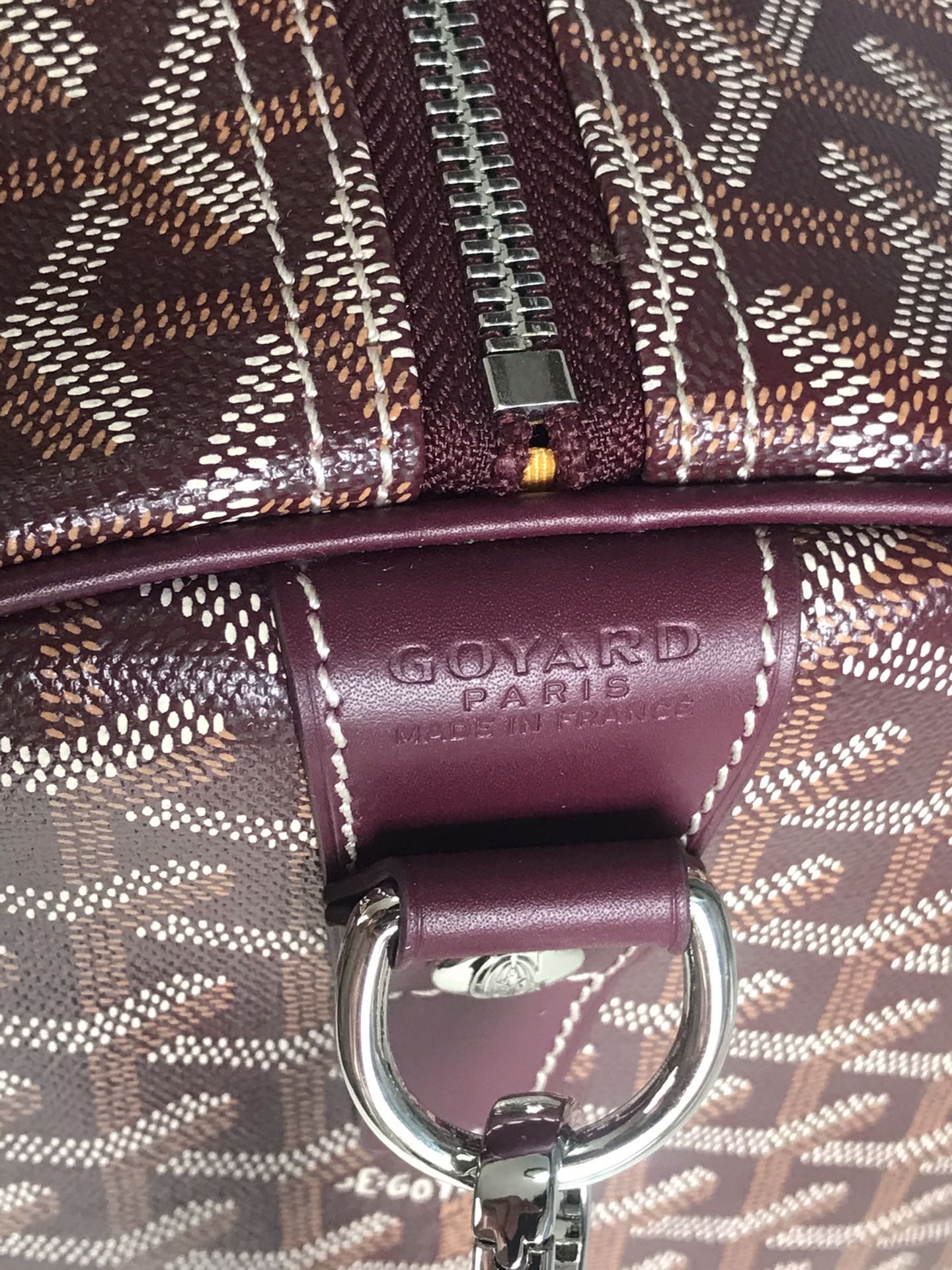 SAC BOSTON 50 EN TOILE GOYARDINE ROUGE VIN ET GARNITURES EN CUIR DE VEAU
