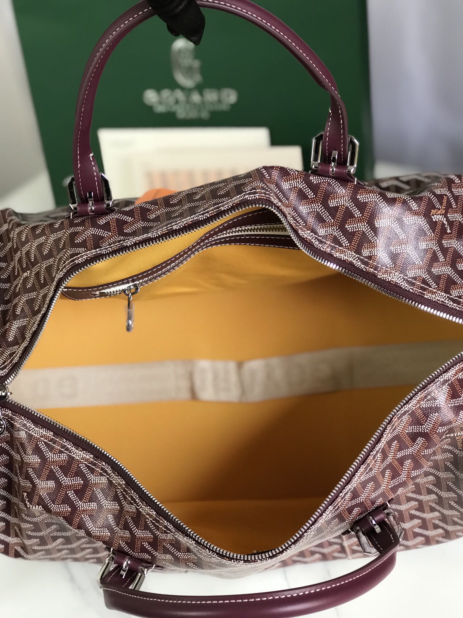 SAC BOSTON 50 EN TOILE GOYARDINE ROUGE VIN ET GARNITURES EN CUIR DE VEAU