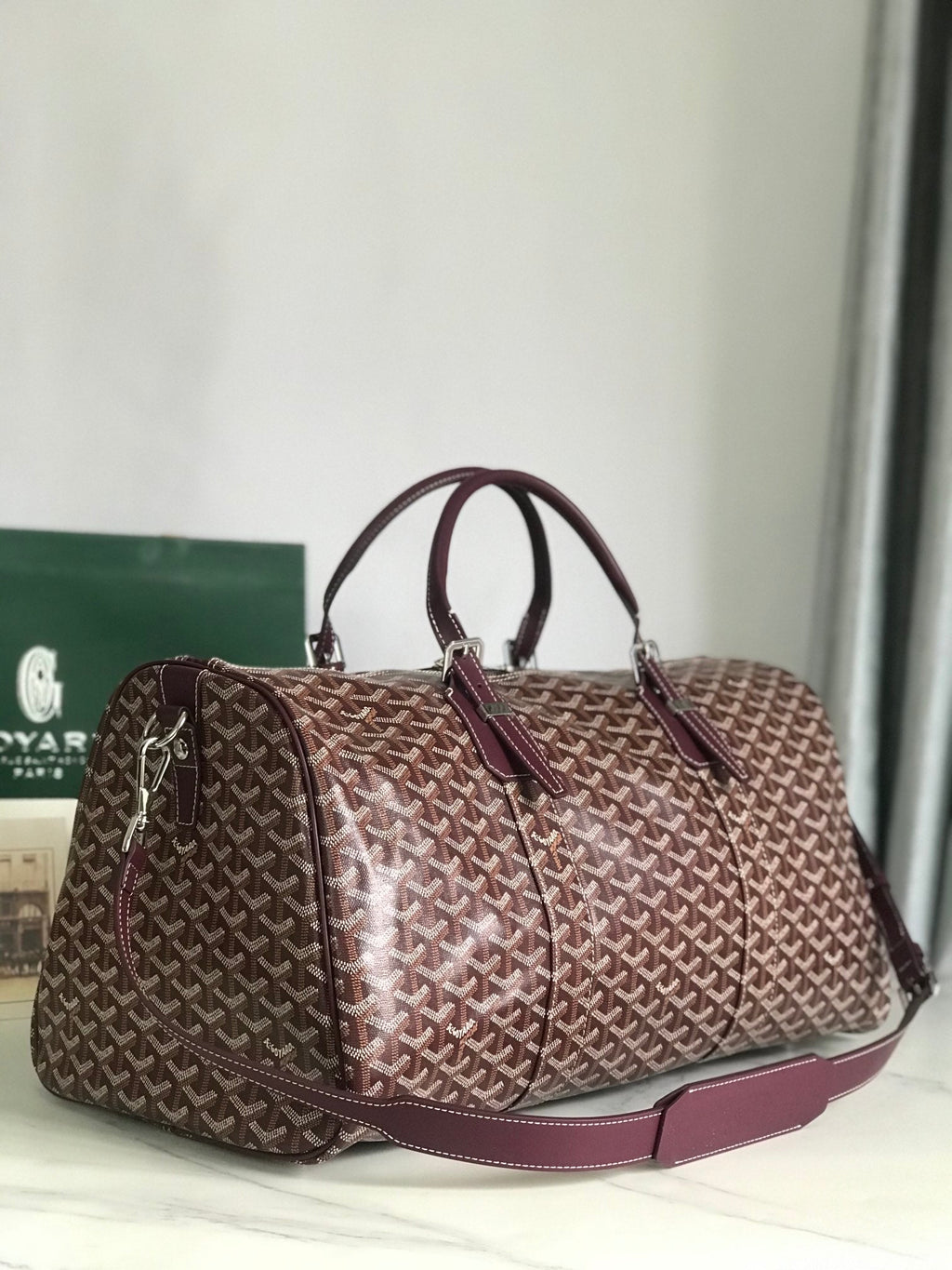 SAC BOSTON 50 EN TOILE GOYARDINE ROUGE VIN ET GARNITURES EN CUIR DE VEAU