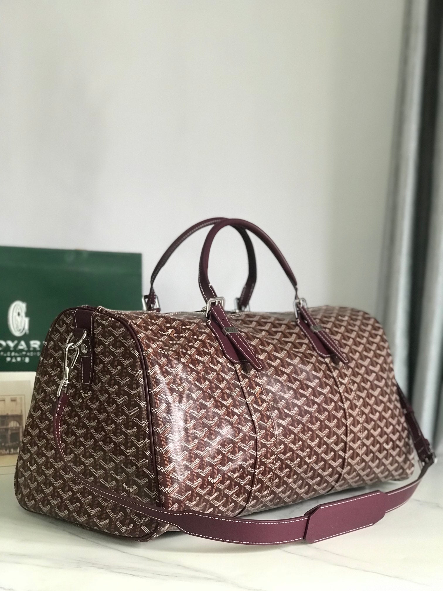 SAC BOSTON 50 EN TOILE GOYARDINE ROUGE VIN ET GARNITURES EN CUIR DE VEAU