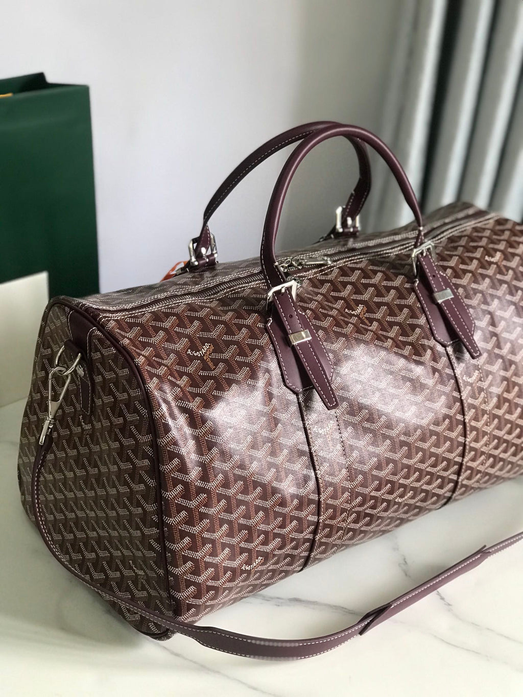 SAC BOSTON 50 EN TOILE GOYARDINE ROUGE VIN ET GARNITURES EN CUIR DE VEAU