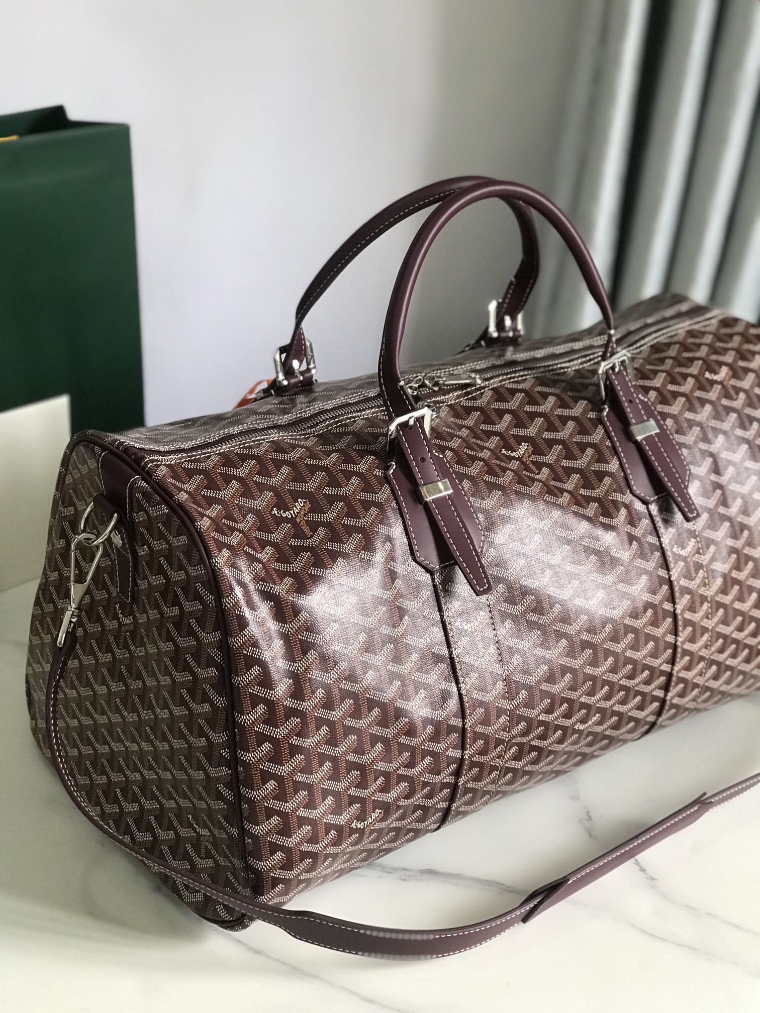 SAC BOSTON 50 EN TOILE GOYARDINE ROUGE VIN ET GARNITURES EN CUIR DE VEAU