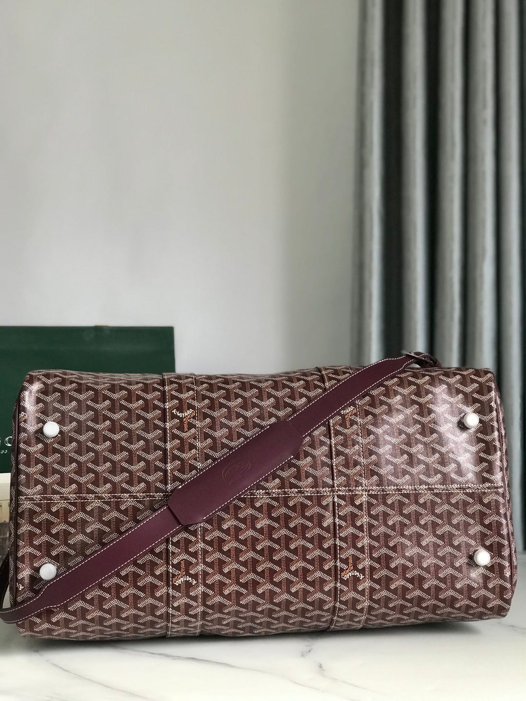 SAC BOSTON 50 EN TOILE GOYARDINE ROUGE VIN ET GARNITURES EN CUIR DE VEAU