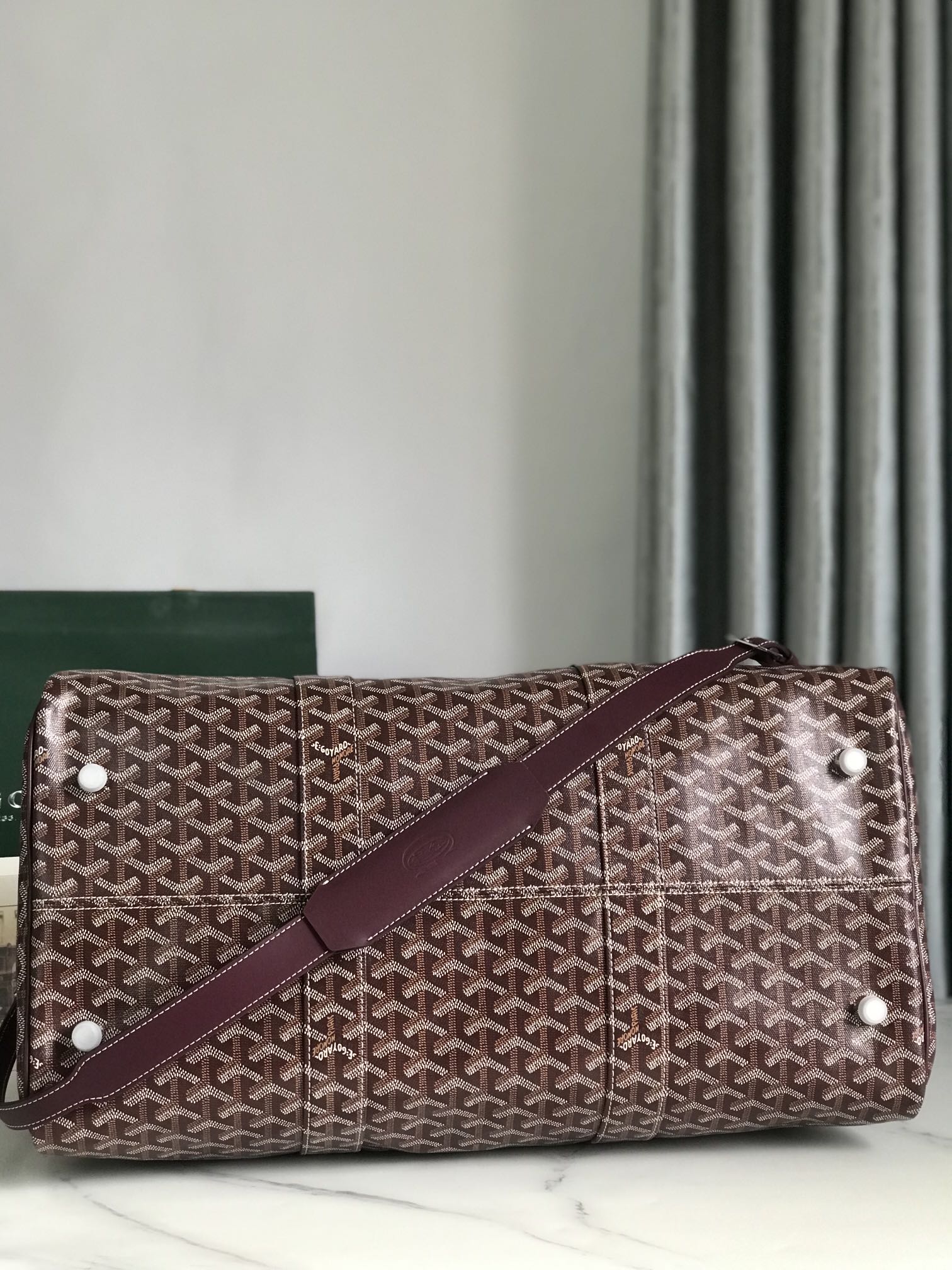 SAC BOSTON 50 EN TOILE GOYARDINE ROUGE VIN ET GARNITURES EN CUIR DE VEAU
