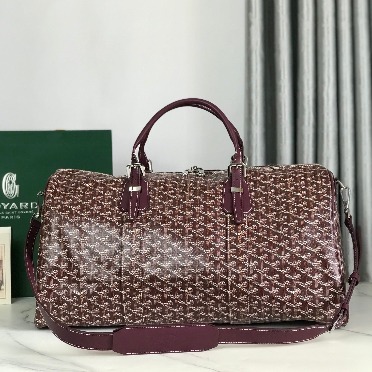SAC BOSTON 50 EN TOILE GOYARDINE ROUGE VIN ET GARNITURES EN CUIR DE VEAU