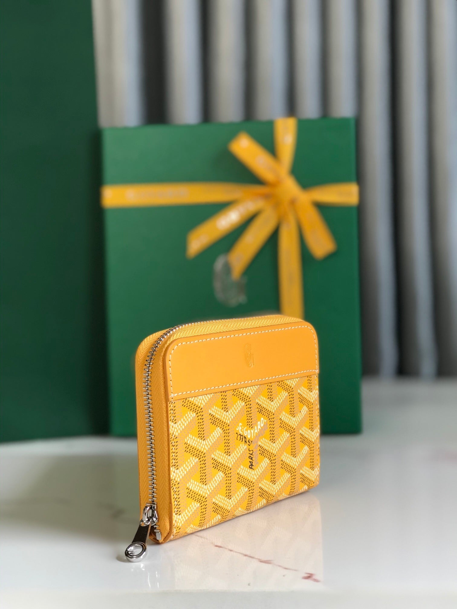 MATIGNON MINI PORTEFEUILLE 11 EN TOILE GOYARDINE JAUNE ET CUIR DE VEAU