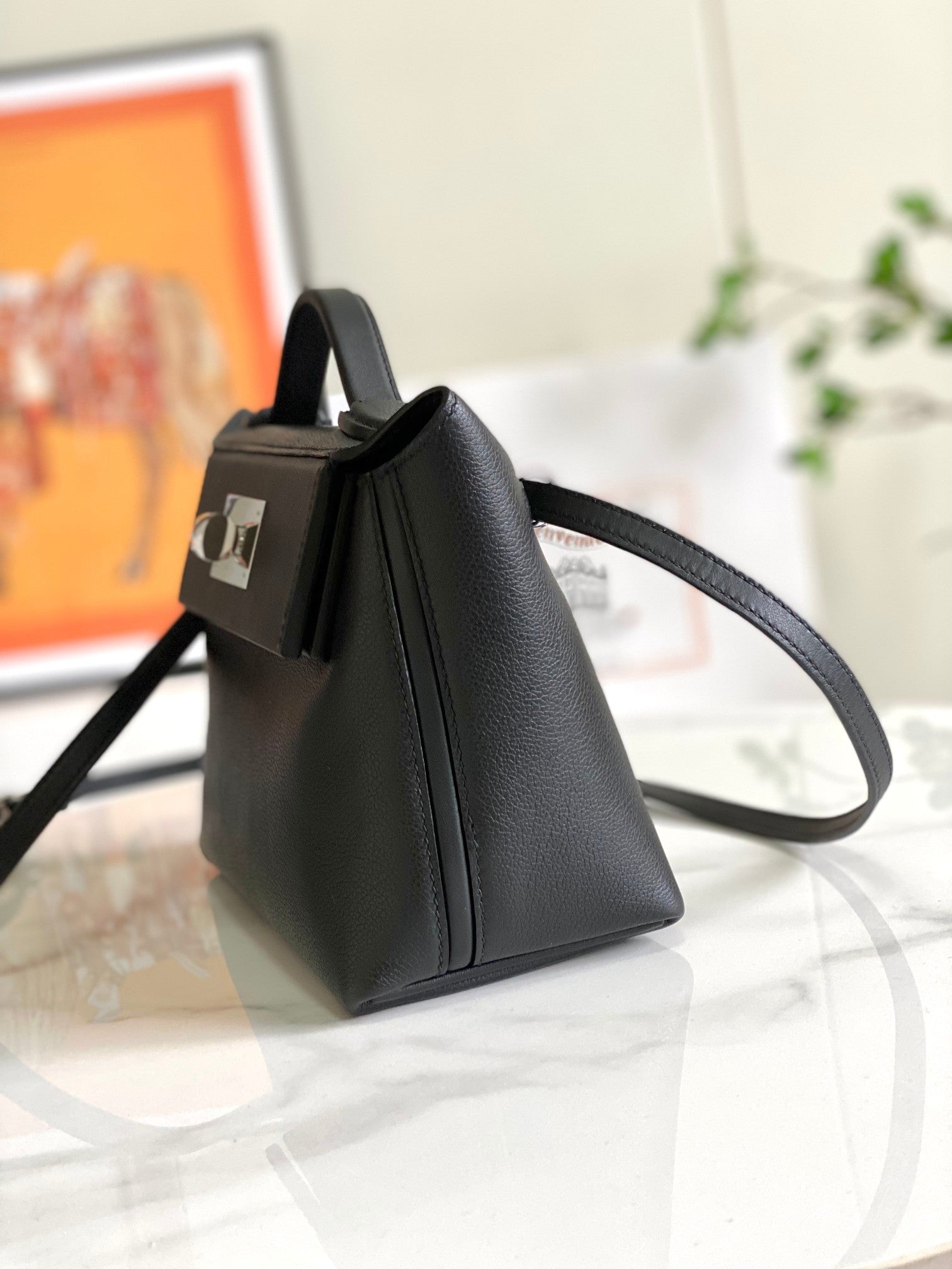 Mini sac HM 24/24 21 cm en cuir noir intemporel, matériel argenté