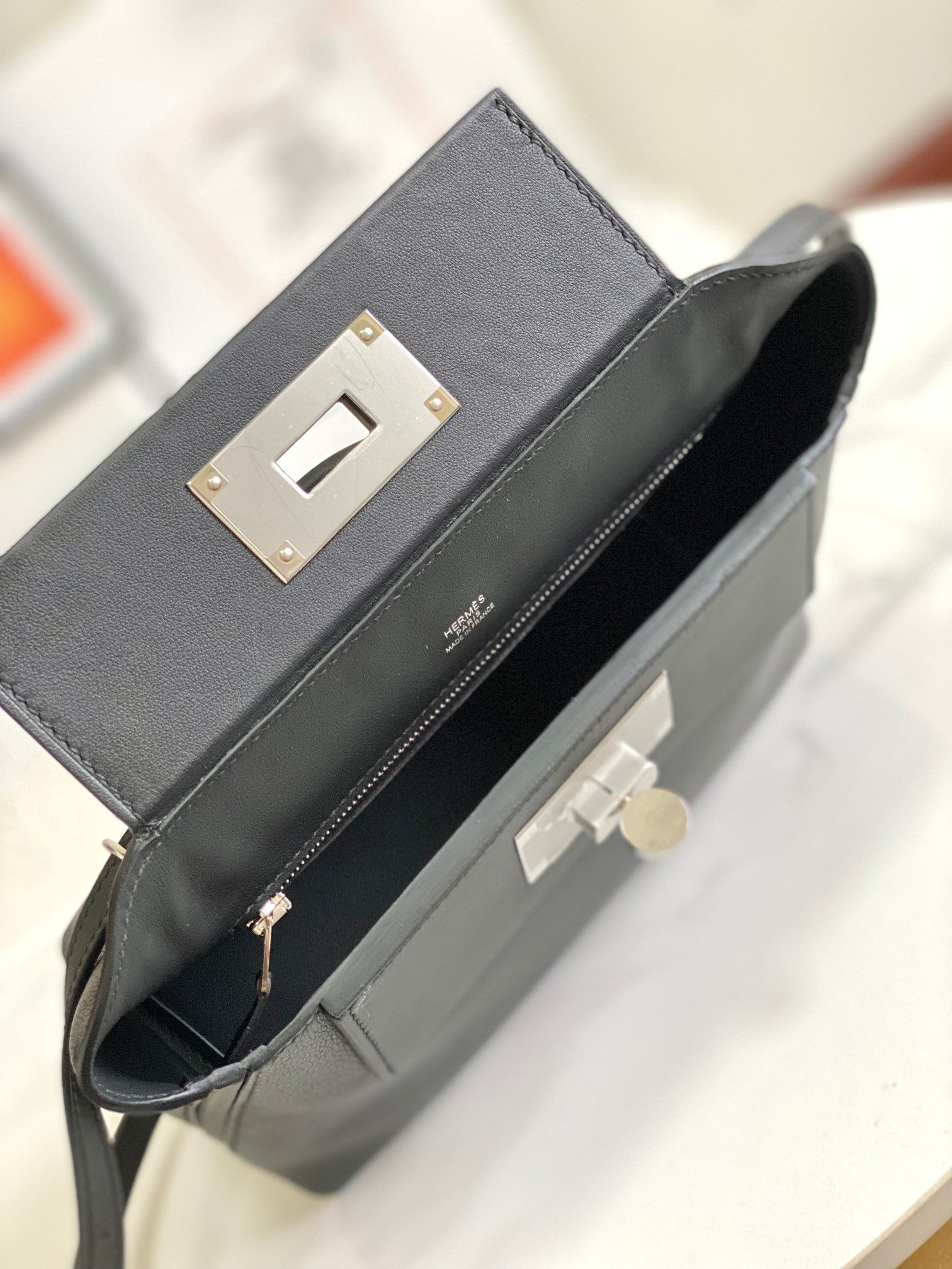 Mini sac HM 24/24 21 cm en cuir noir intemporel, matériel argenté