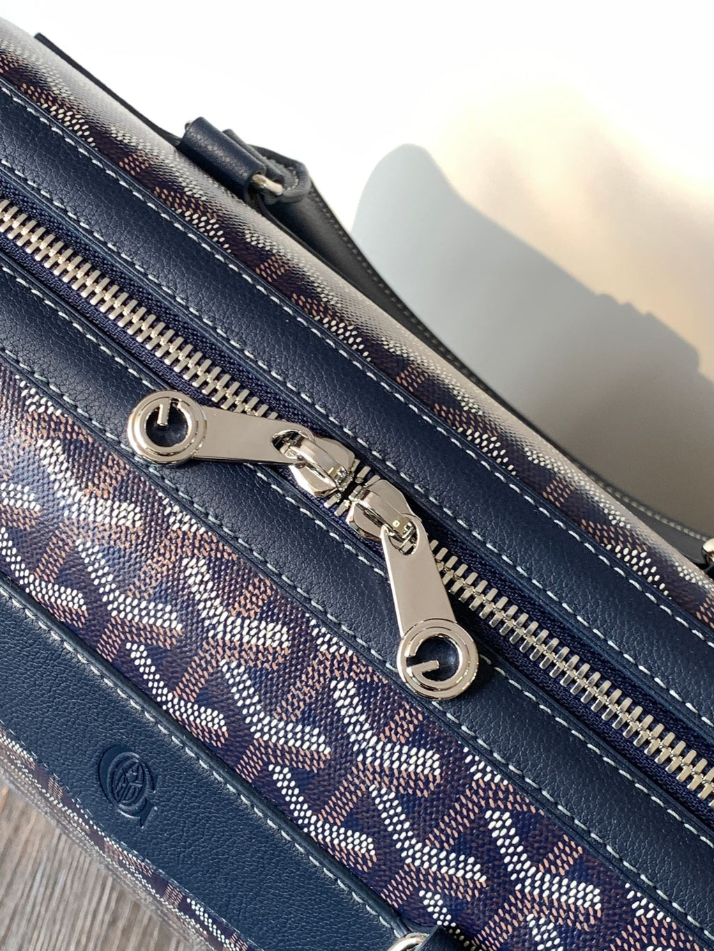 PORTE-DOCUMENTS CISALPIN 39 EN TOILE GOYARDINE BLEU MARINE ET CUIR DE VEAU