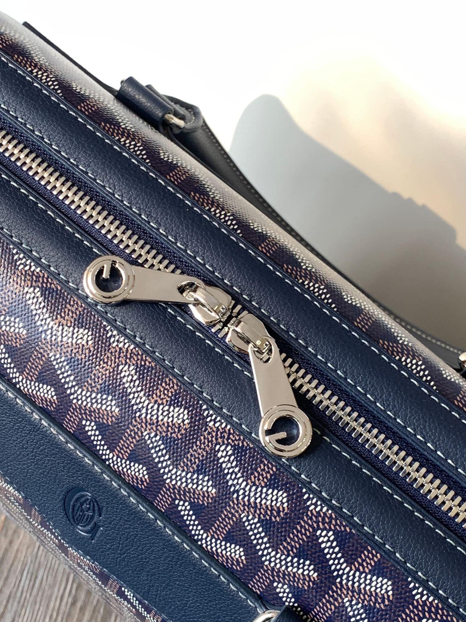 PORTE-DOCUMENTS CISALPIN 39 EN TOILE GOYARDINE BLEU MARINE ET CUIR DE VEAU