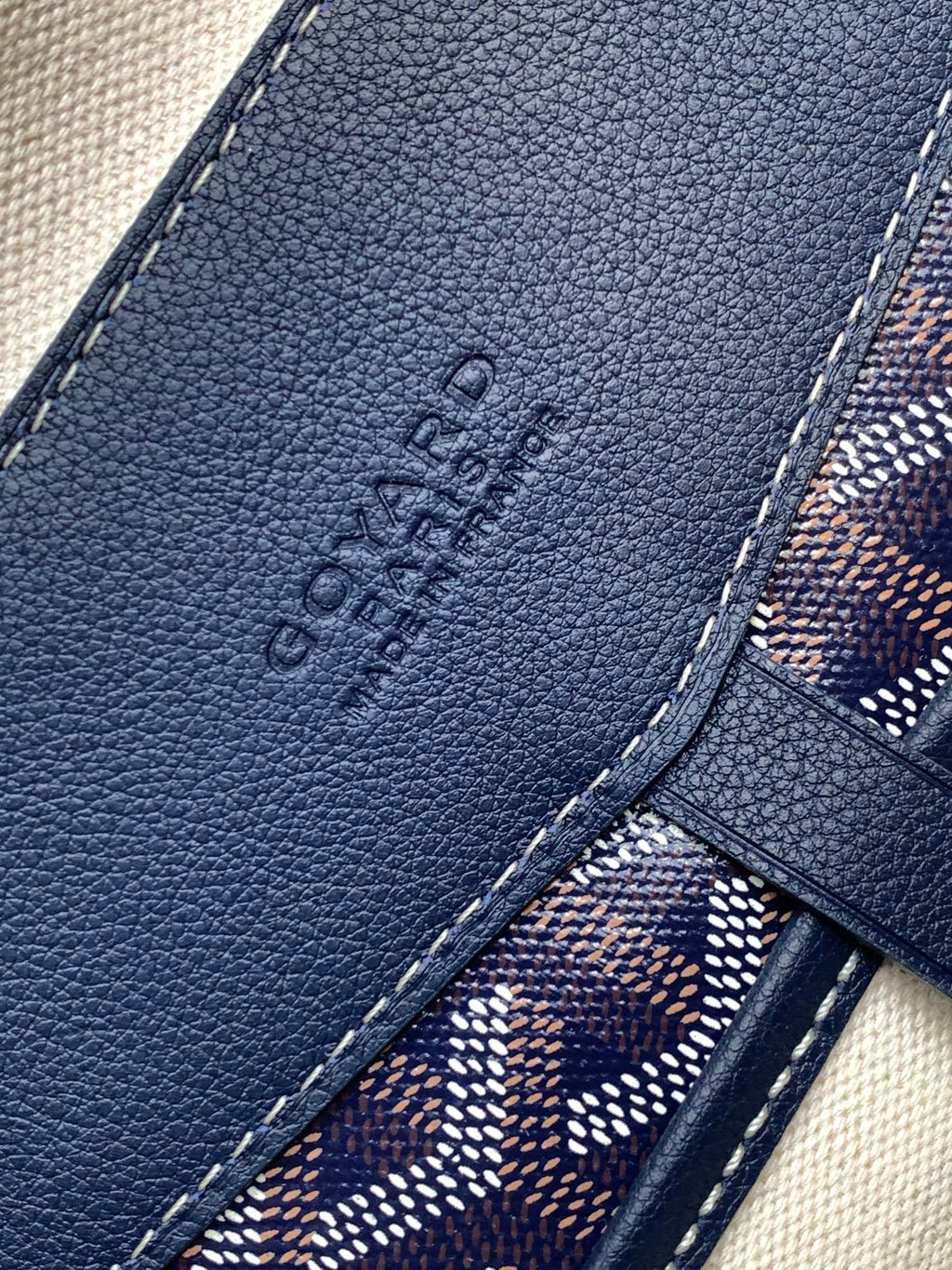 PORTE-DOCUMENTS CISALPIN 39 EN TOILE GOYARDINE BLEU MARINE ET CUIR DE VEAU