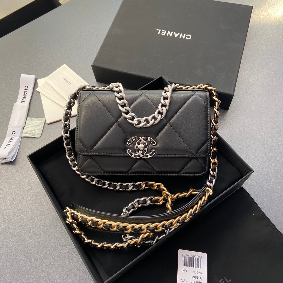 CC 19 WOC 19CM CUIR DE VEAU NOIR QUINCAILLERIE ARGENTÉE