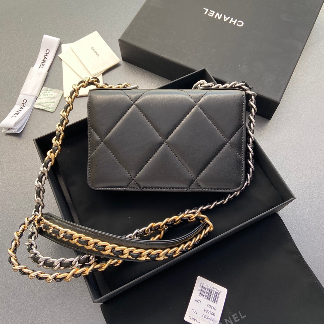 CC 19 WOC 19CM CUIR DE VEAU NOIR QUINCAILLERIE ARGENTÉE