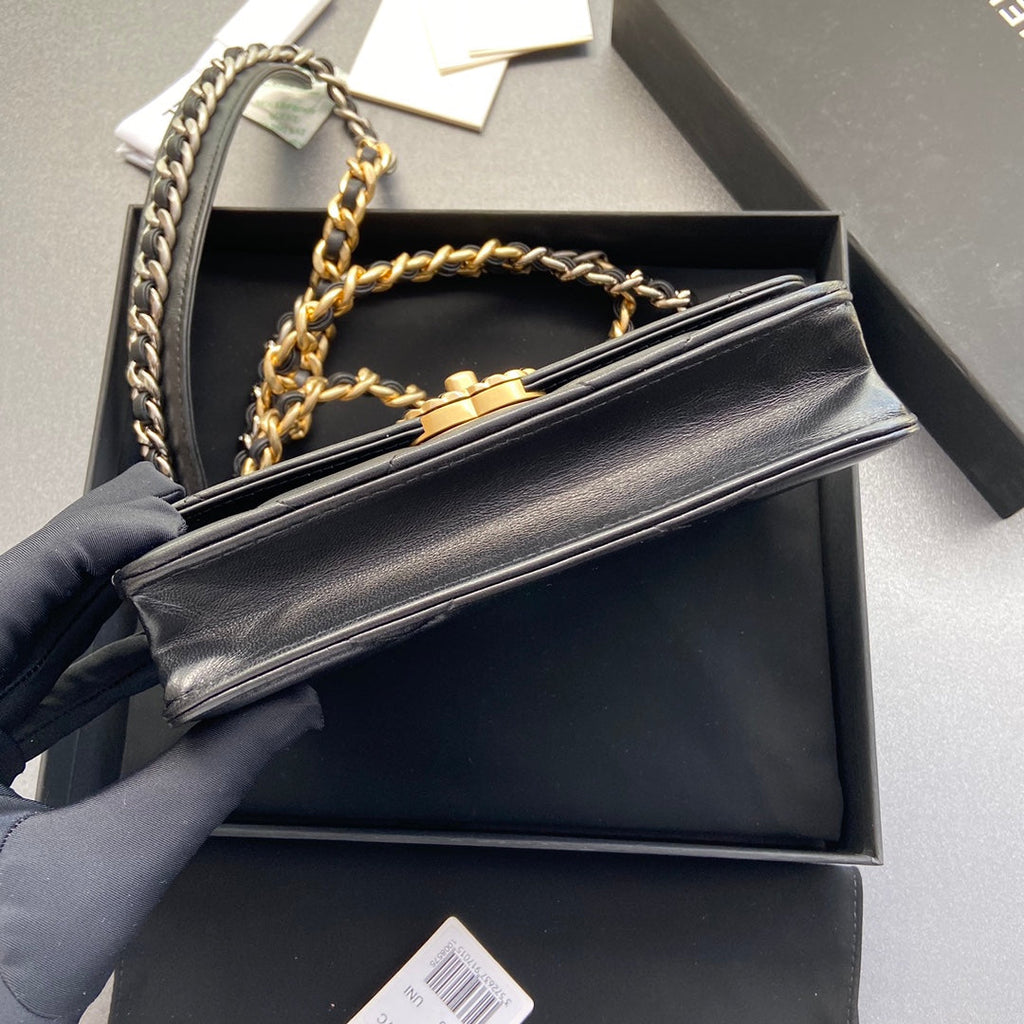 CC 19 WOC 19CM BLACK CALFSKIN GOLD HARDWARE