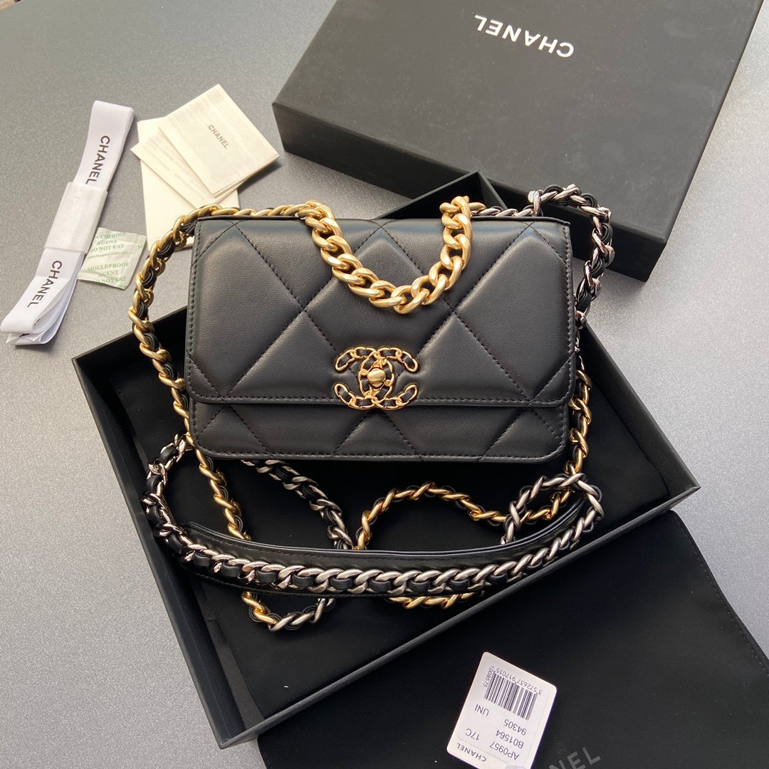 CC 19 WOC 19CM CUIR DE VEAU NOIR QUINCAILLERIE DORÉ
