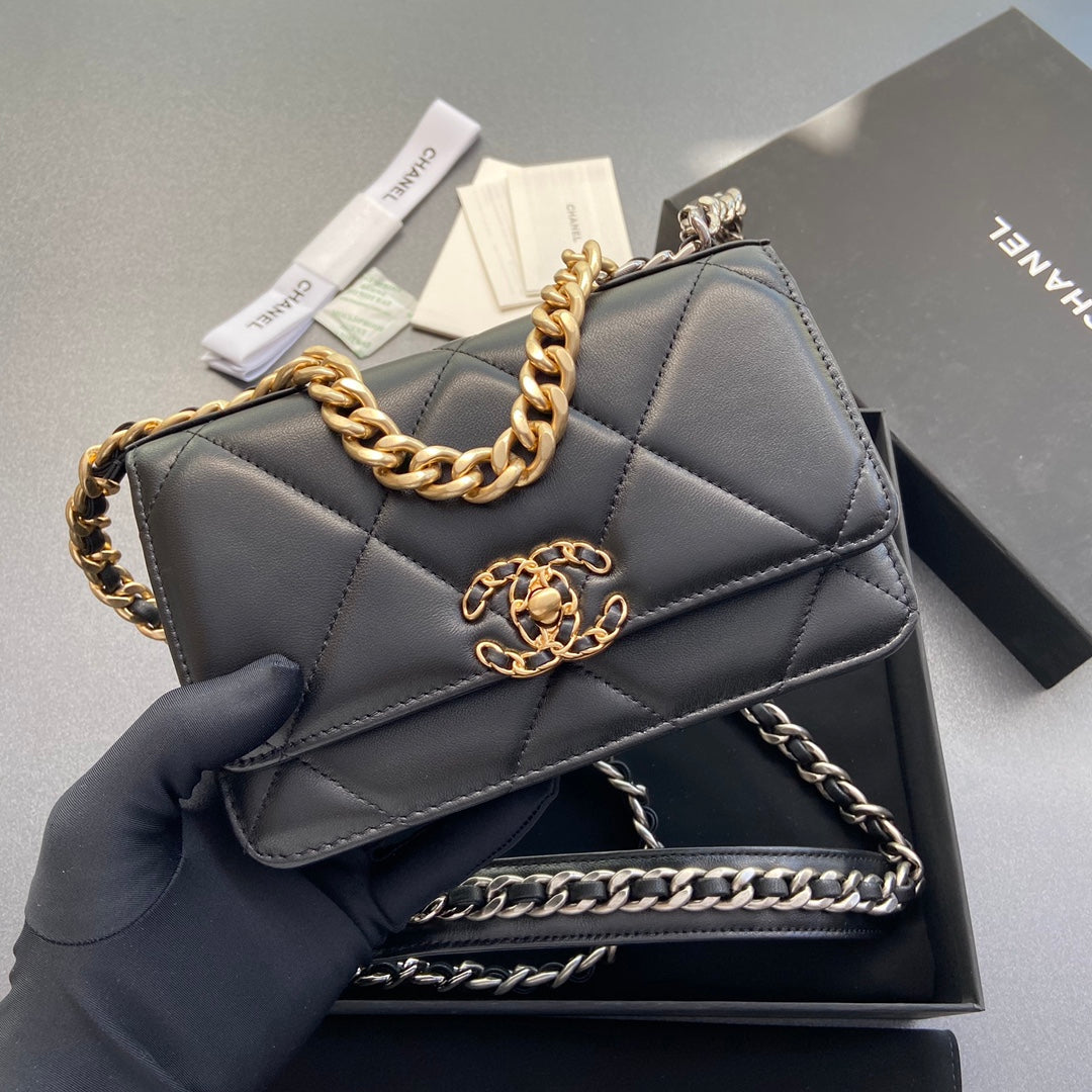 CC 19 WOC 19CM CUIR DE VEAU NOIR QUINCAILLERIE DORÉ