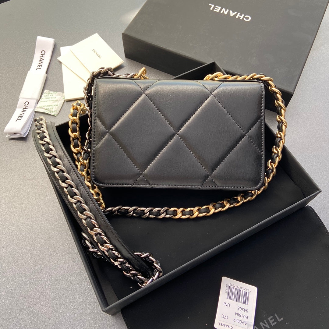 CC 19 WOC 19CM CUIR DE VEAU NOIR QUINCAILLERIE DORÉ